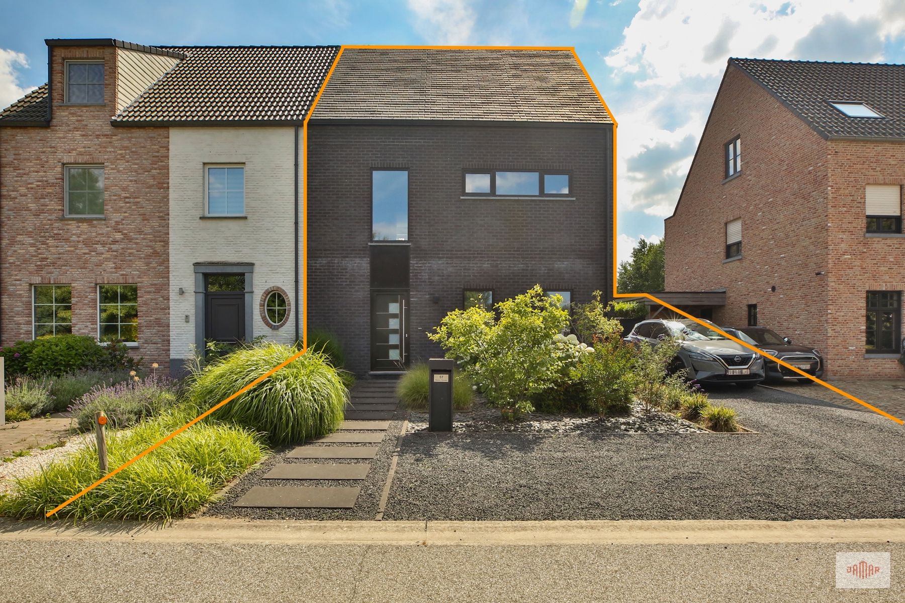 Moderne halfopen gezinswoning met veel ruimte foto {{pictureIndex}}