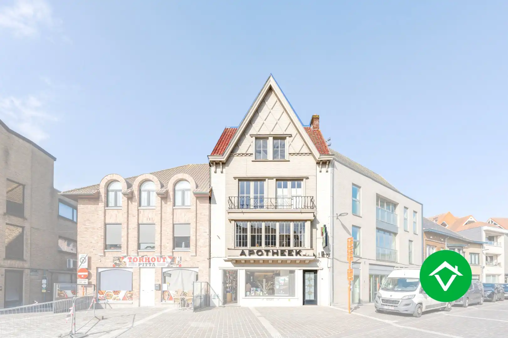 Ruim triplex appartement met 5 slaapkamers, in het centrum van Torhout foto {{pictureIndex}}