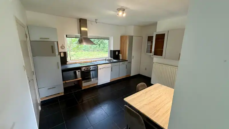 --- NOUVEAU --- Bungalow quatre façades avec 2 chambres, garage et grand jardin dans un environnement verdoyant. foto 10