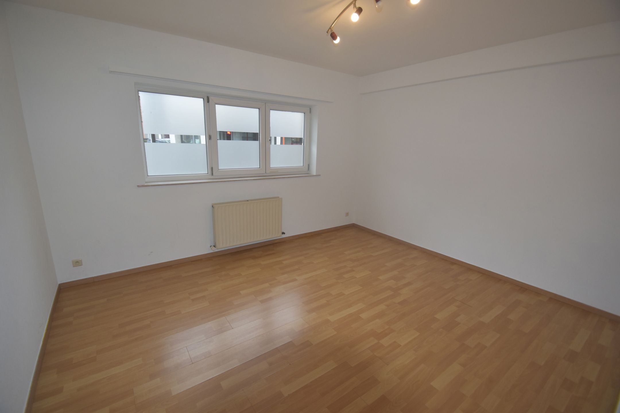 Nabij het station van D'monde gel., gelijkvl. 3 slpk-app. met 2 badk. en gar.  foto 18