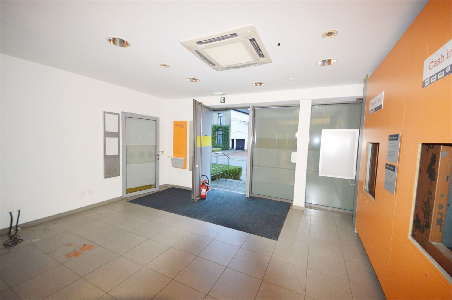 MODERN COMMERCIEEL PAND INCL. 6 PARKINGS foto 25