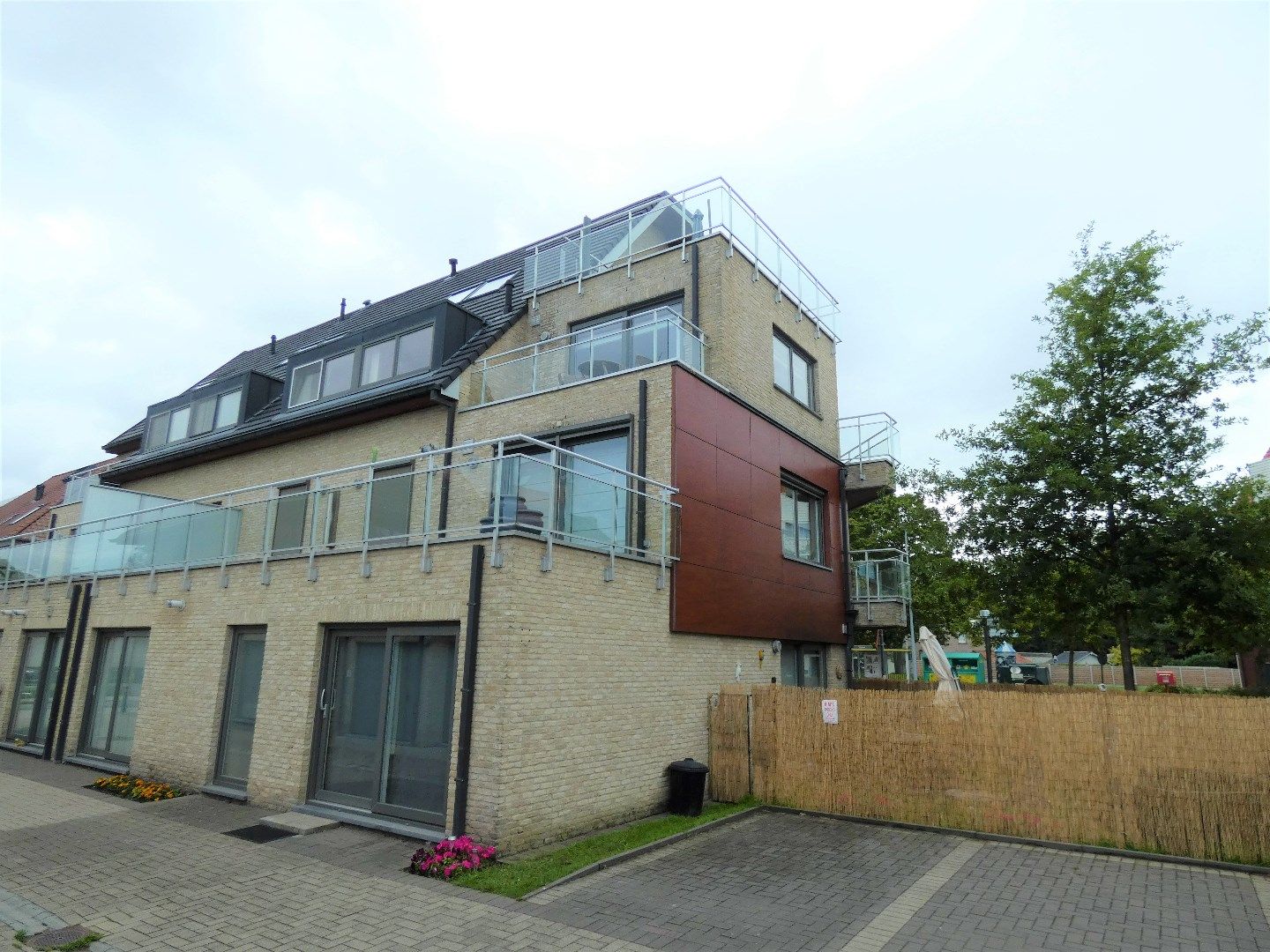 Appartement (104 m²) met 2 slpk, 2 terrassen en garage, Eernegem. foto 4