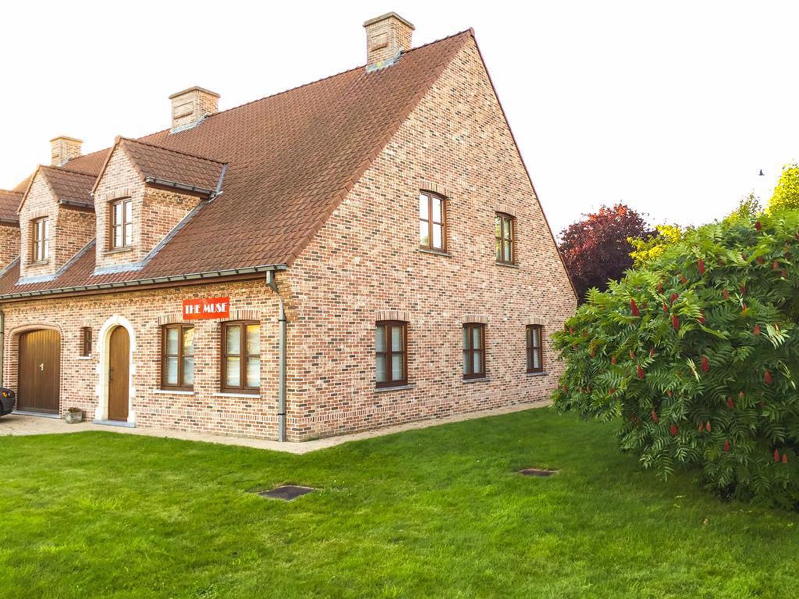 Halfopen bebouwing met 4 slaapkamers, garage en tuin foto 2