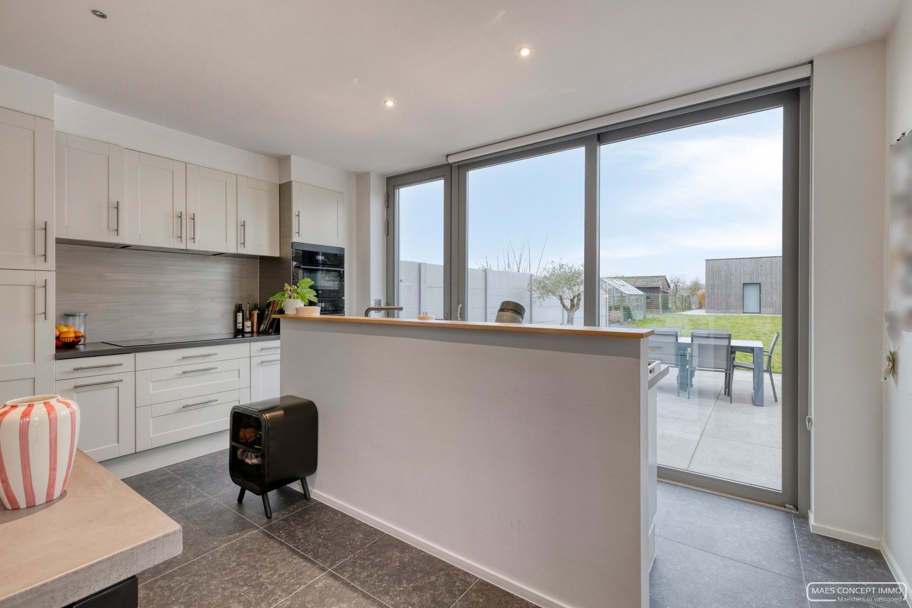 Instapklare halfopen woning in Waregem met bijgebouw en weids zicht foto 8