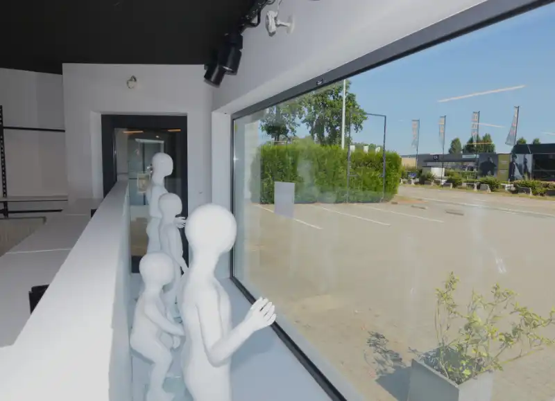 Commercieel pand op toplocatie met ruime parkeergelegenheid foto 14