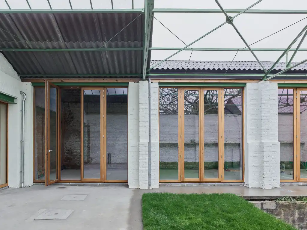 Architecturale woning ontworpen door&nbsp;GAFPA&nbsp;architecten met tuin, garage en atelierruimte op een boogscheut van het stadscentrum. foto 2