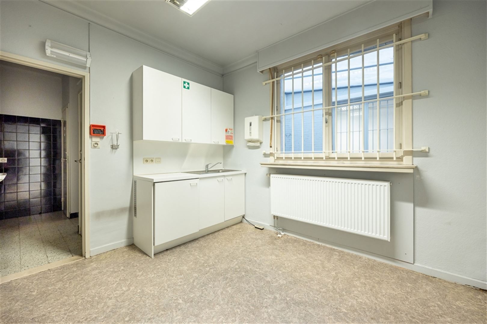Voormalig bankkantoor te huur op de Diksmuidelaan foto 18
