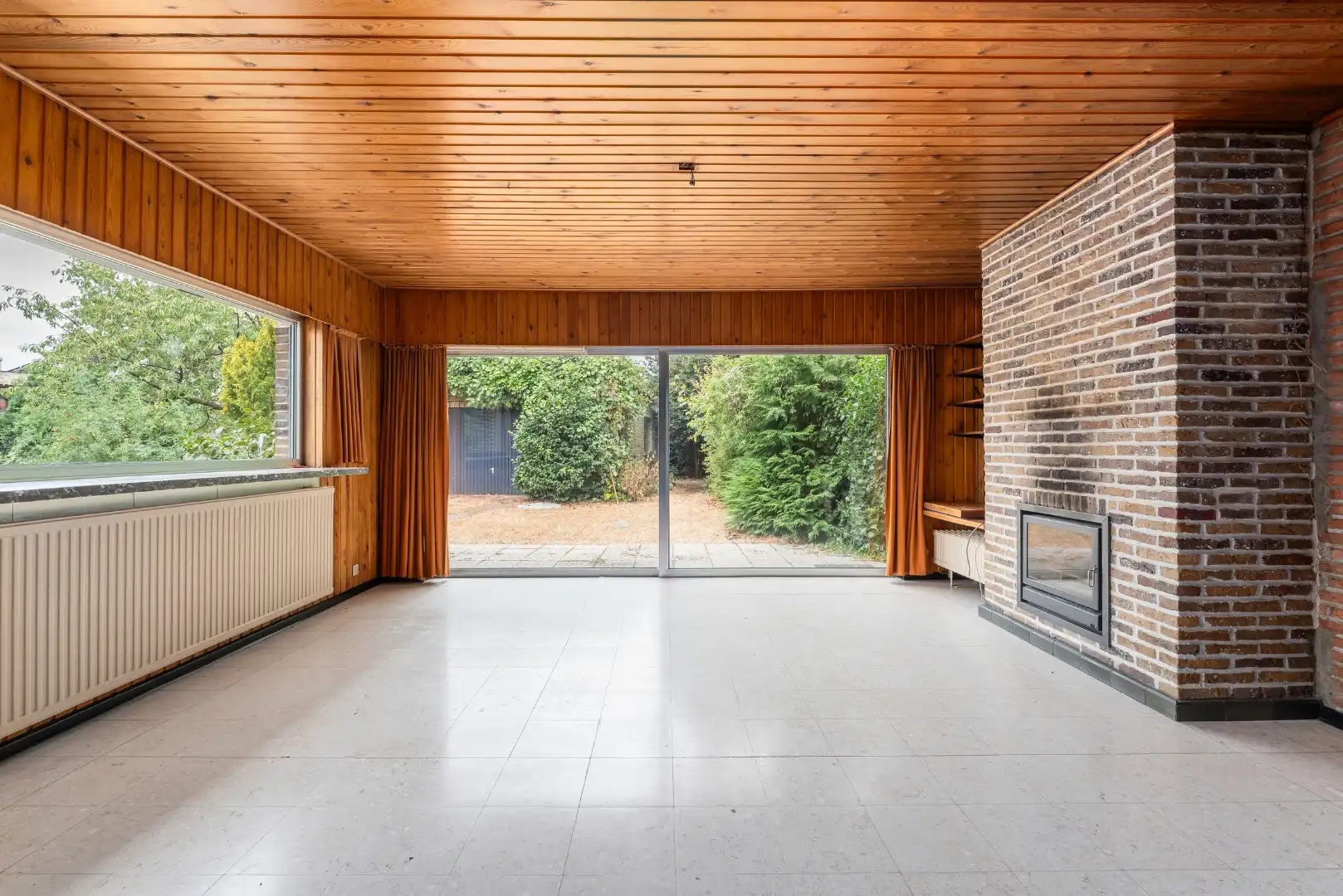 Ruime woning met 3 slaapkamers en garage op 443 m² in rustige woonwijk foto 3