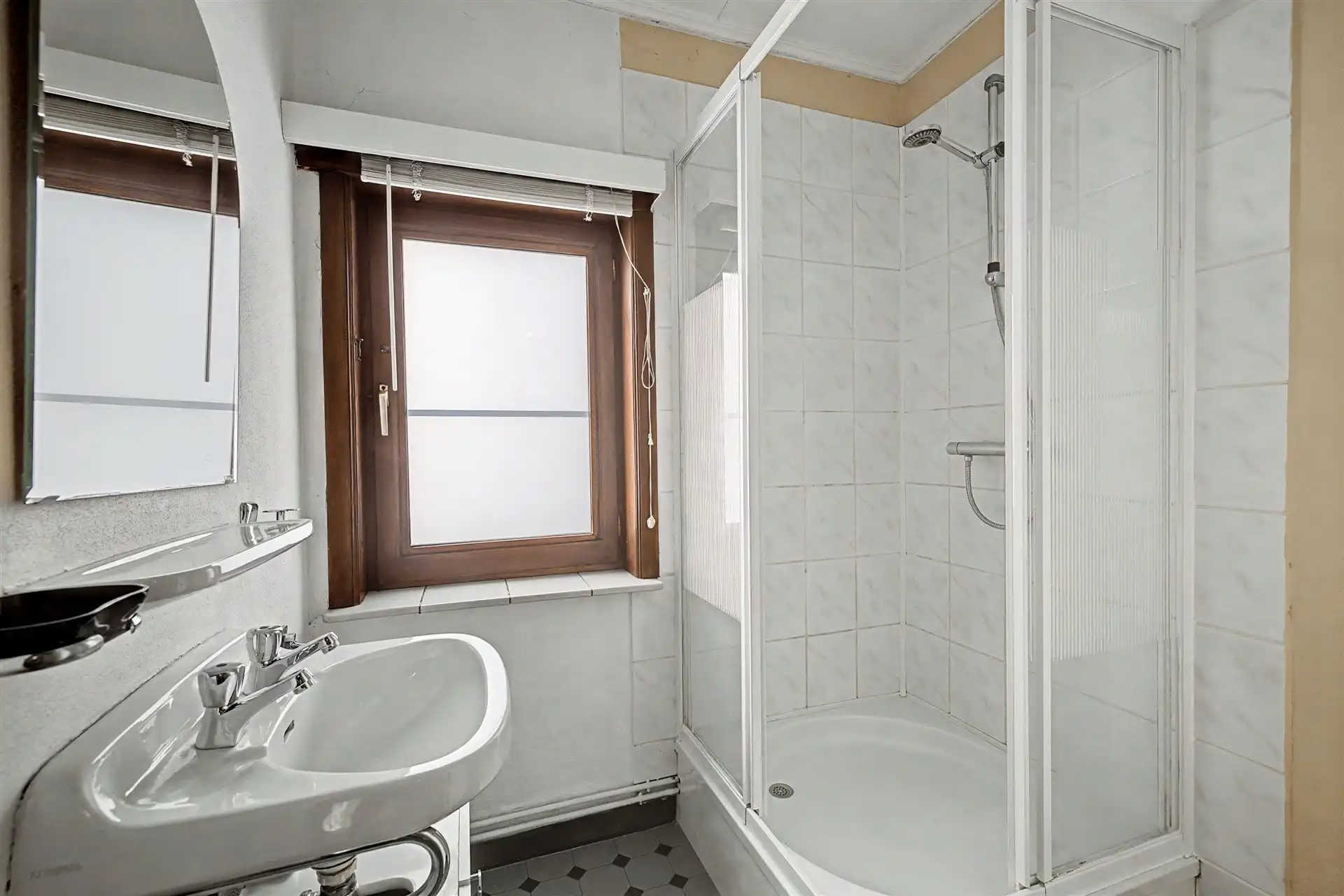 Uitstekend gelegen halfopen bebouwing met ruime oprit, 3 slaapkamers en uitgestrekte tuin foto 17