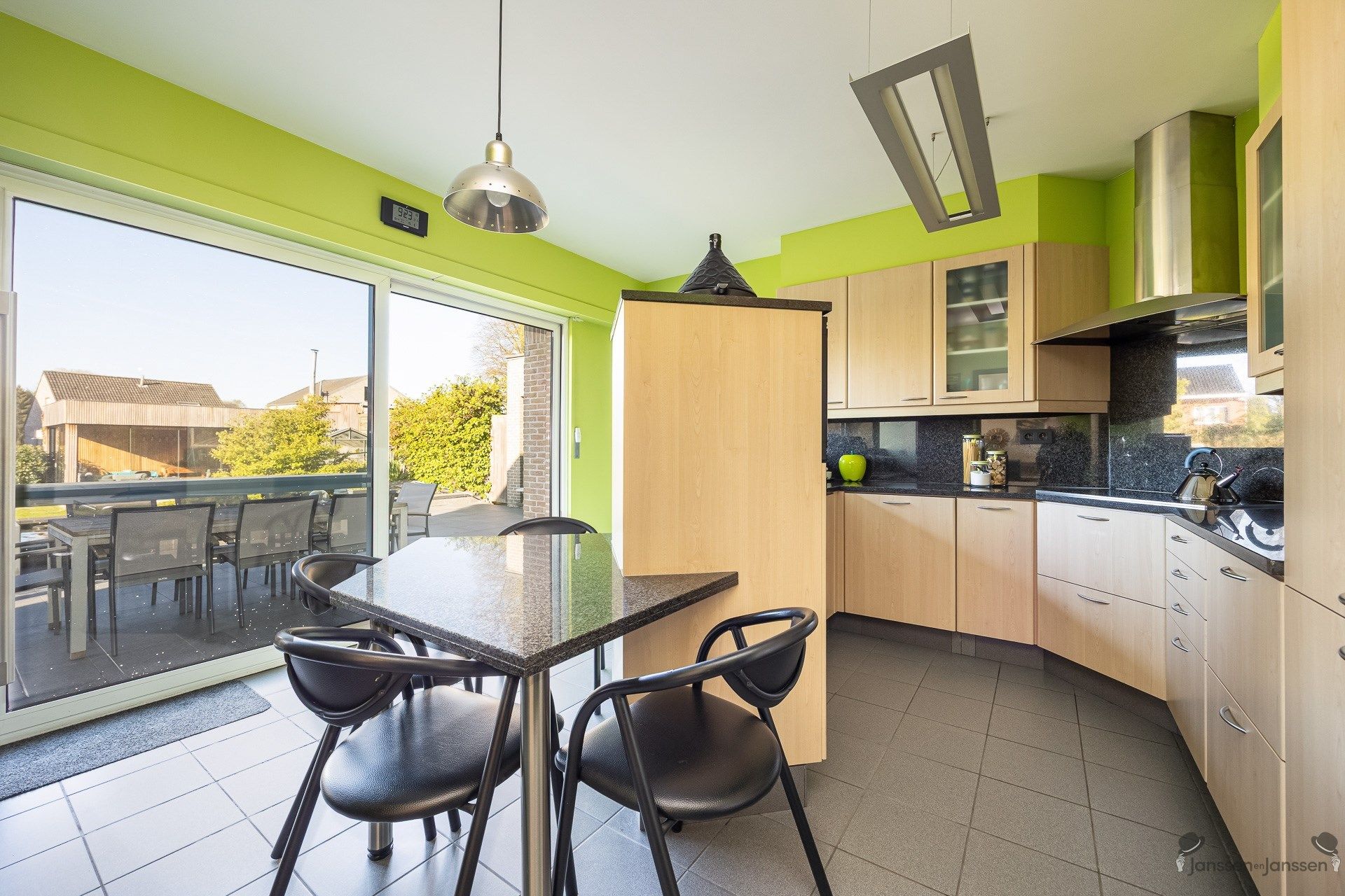 Ruime woning met vijf slaapkamers, vijver en zwembad op 977 m². foto 11