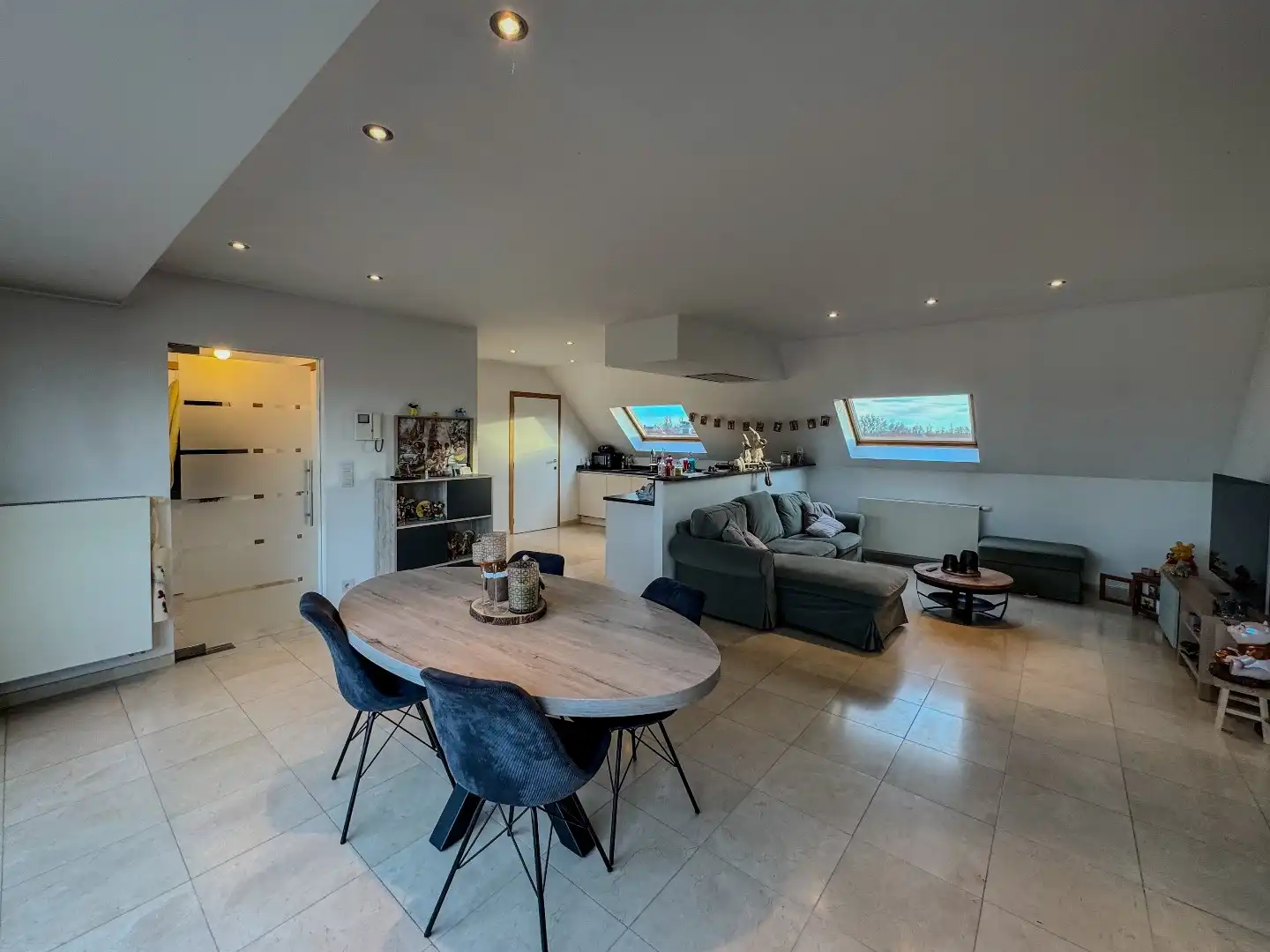 Lichtrijk appartement met 2 slaapkamers, terras en ruime garage. foto 3