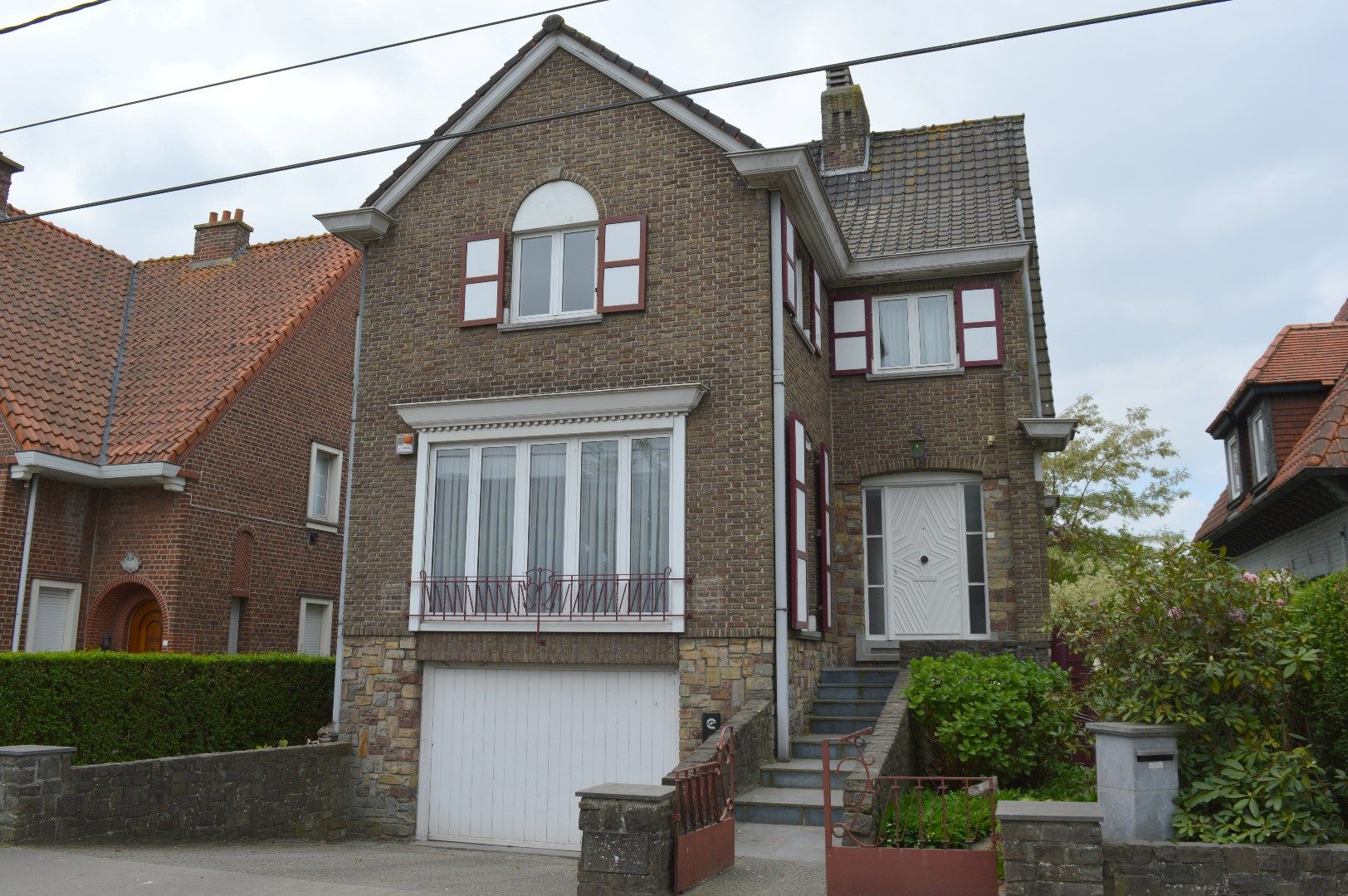 Ruime woning met garage, tuin en 3 slaapkamers in Kortrijk foto {{pictureIndex}}