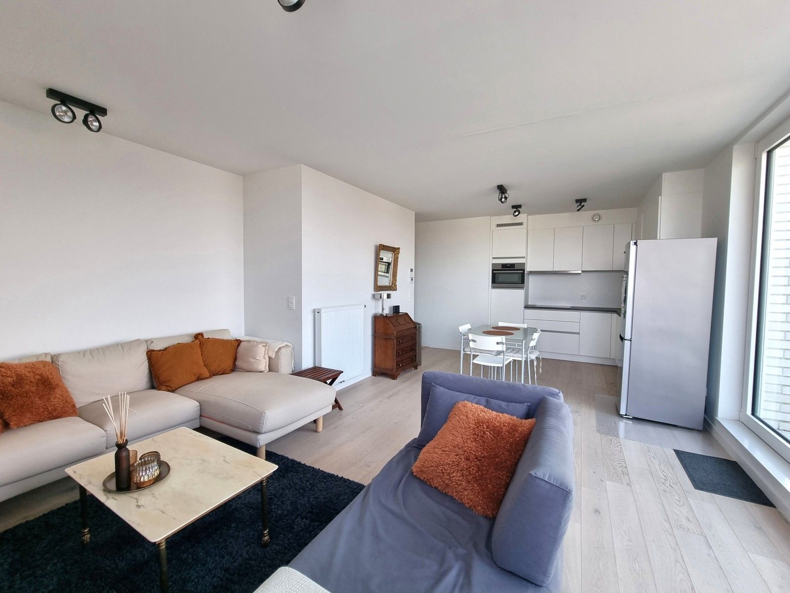 Stijlvolle duplex met 2 kamers, zonnig terras & parking! foto {{pictureIndex}}