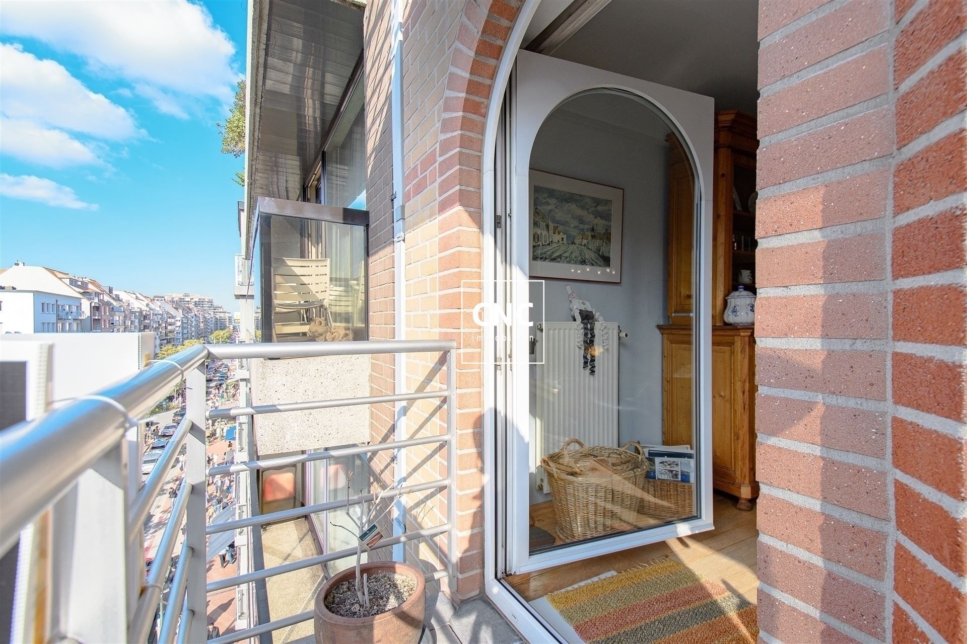 Mooi, goed onderhouden 2 slaapkamer-appartement in het hart van Knokke, gelegen op de vierde verdieping van de residentie "Euro 2000-II". Mogelijkheid tot aankoop van parking in nabije omgeving.  foto 9