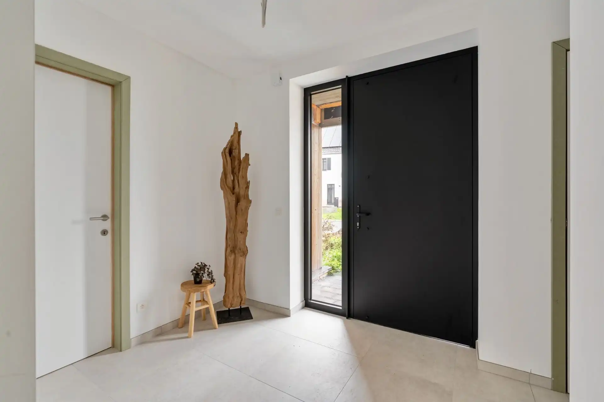 Gelijkvloerse woning met carport en tuin. foto 22