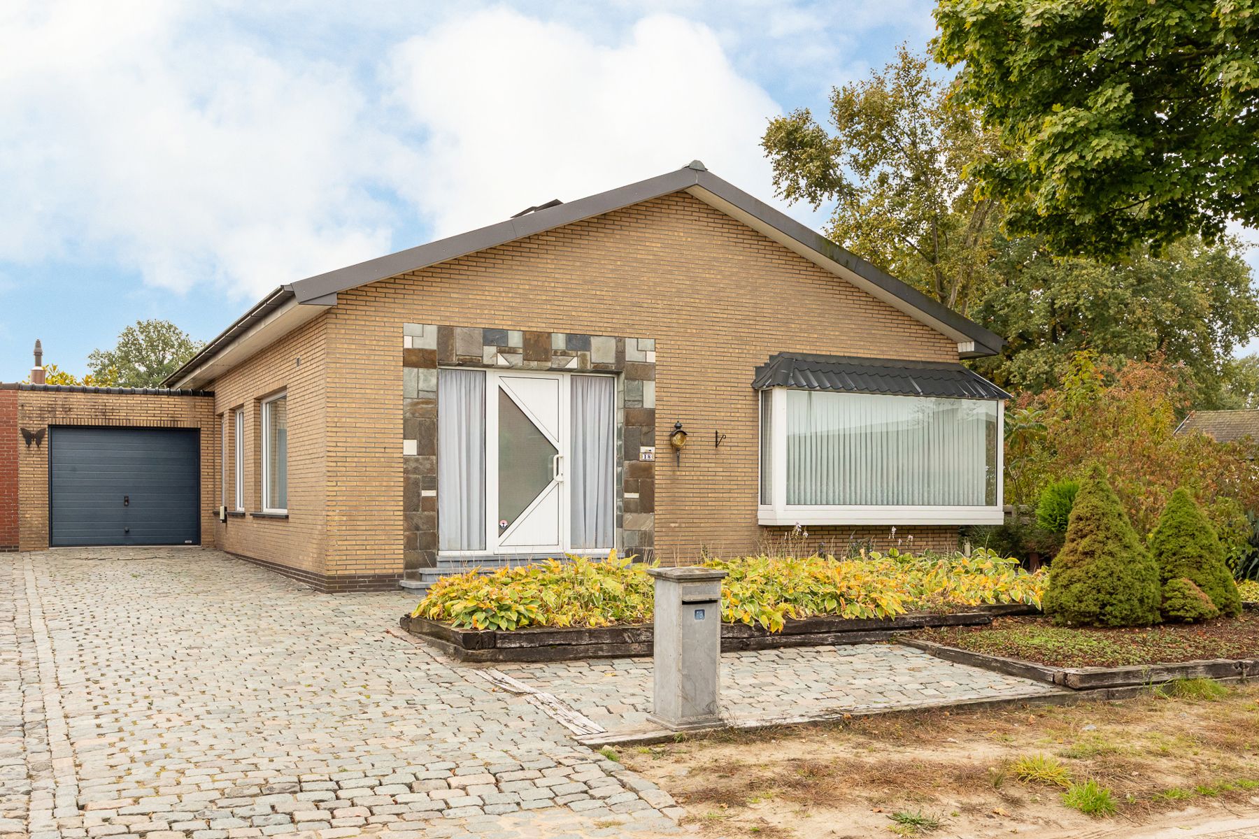 Hoofdfoto van de publicatie: Het betreft een gerenoveerde laagbouwwoning in het centrum van Oud-Turnhout op een perceel van ca 600 m².