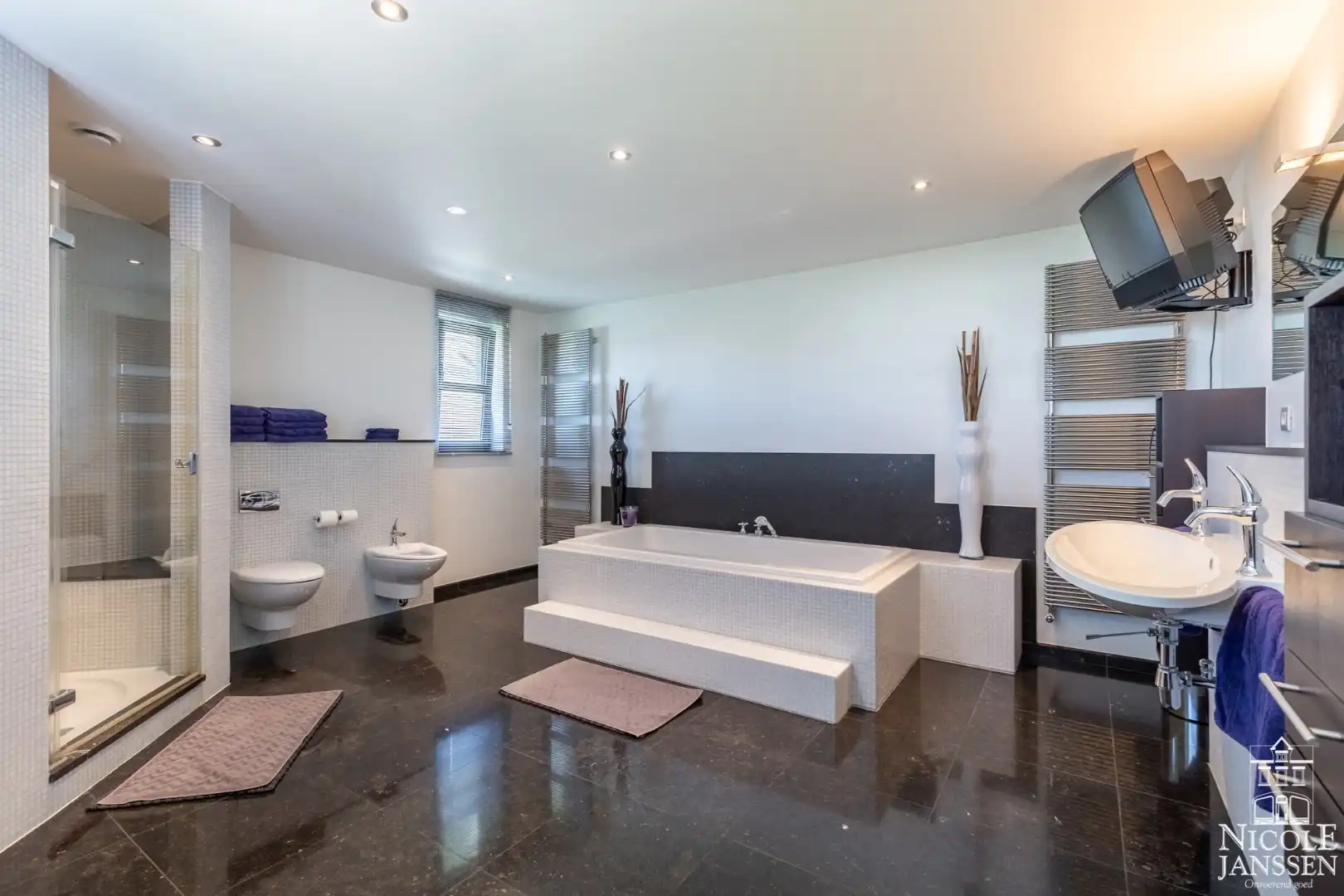 Luxueus ingerichte villa met vier slaapkamers en verzorgde tuin foto 23