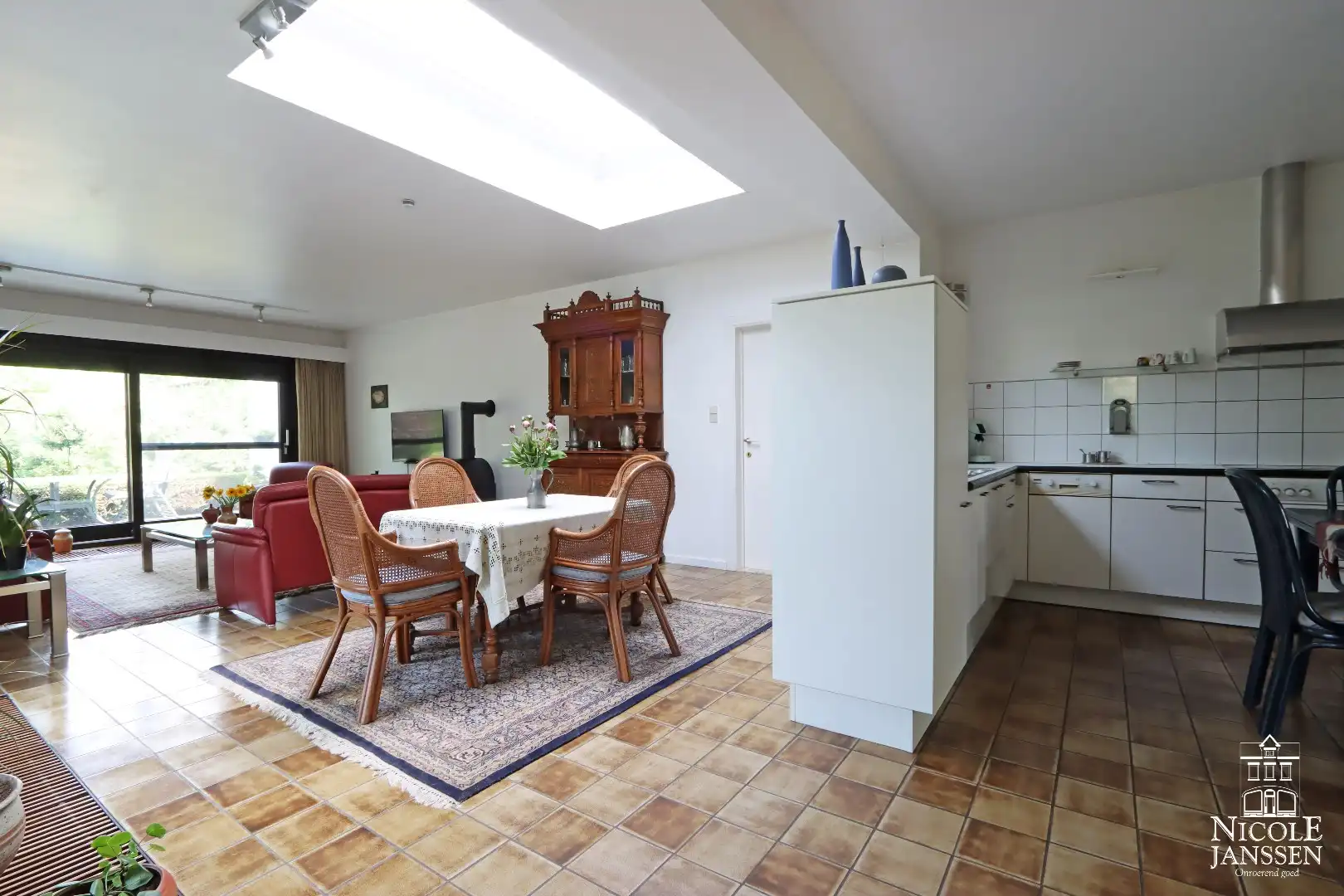 Verrassend ruime gezinswoning met prachtige diepe tuin foto 12