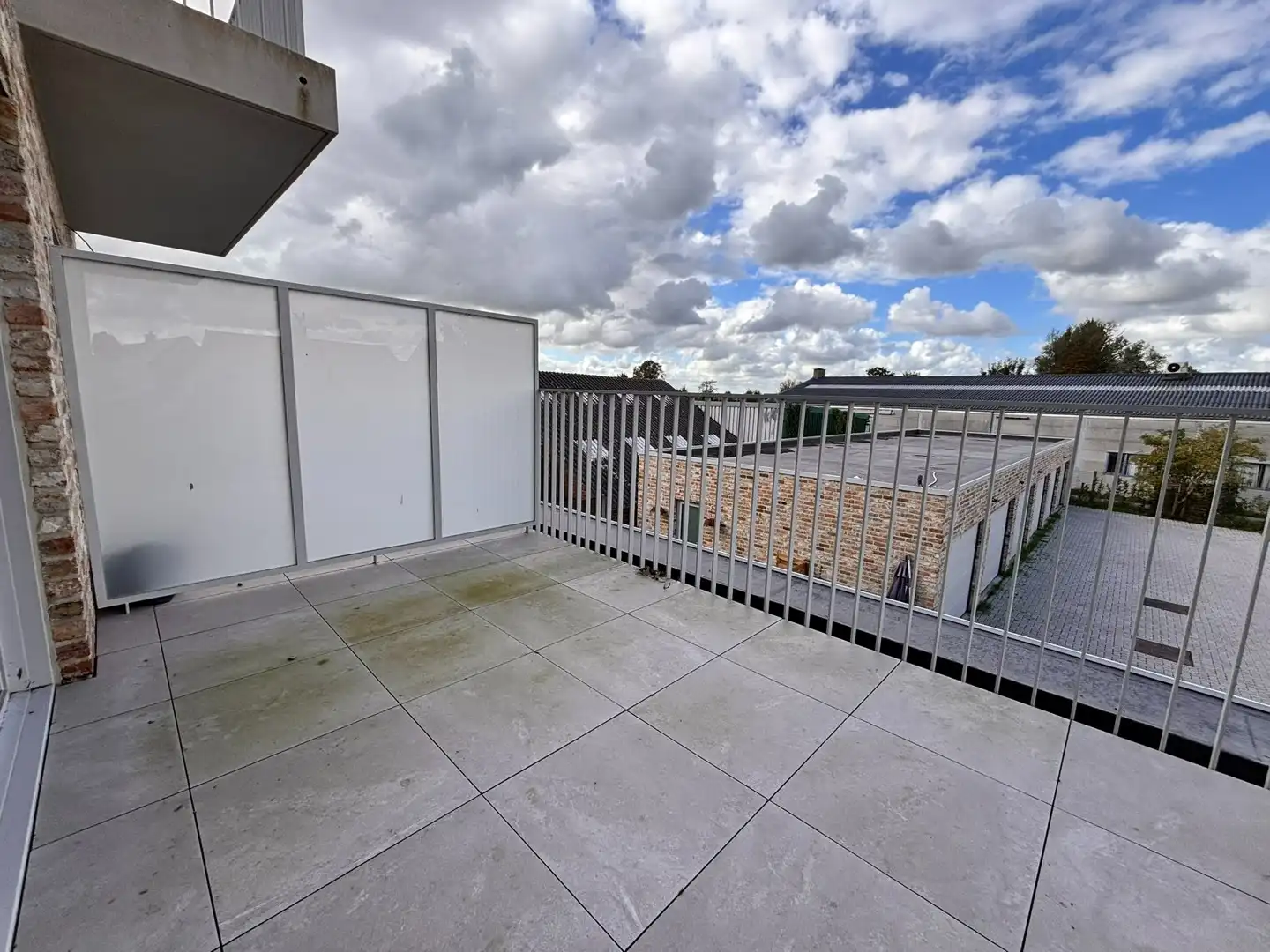 Ruim tweeslaapkamerappartement met terras en garage foto 10