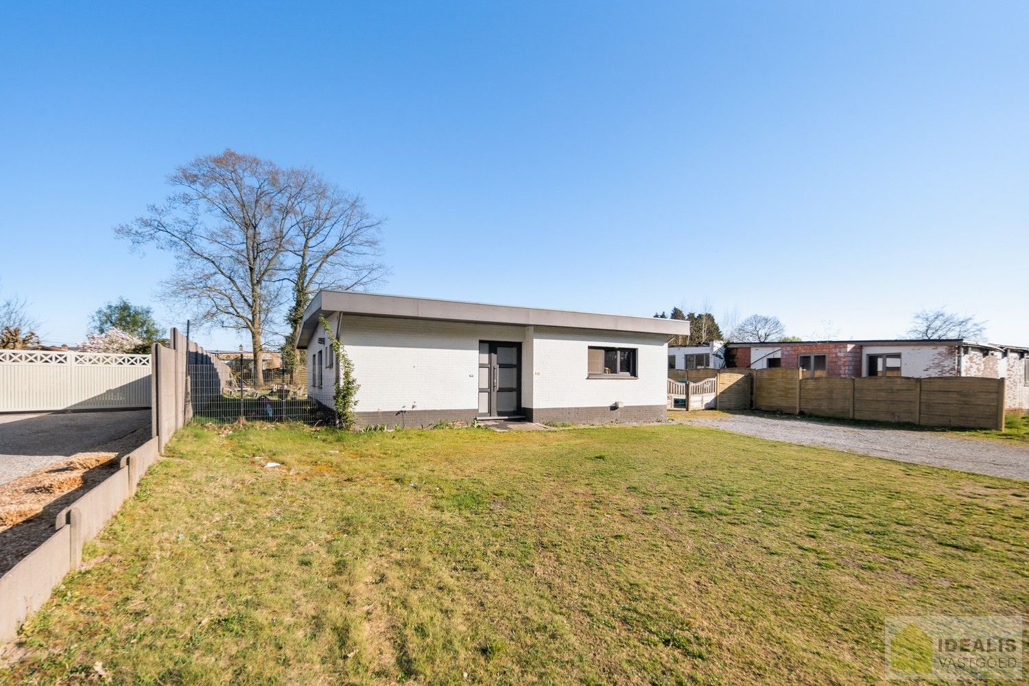 IDEALIS VASTGOED - CHARMANTE INSTAPKLARE GEZINSWONING MET EEN LICHTRIJKE LEEFRUIMTE, MODERNE OPEN KEUKEN MET KOOKEILAND, 3 RUIME SLAAPKAMERS EN BADKAMER. DE WONING IS GELEGEN OP EEN PRACHTIG PERCEEL VAN 12A 68CA! Deze knappe bungalow omvat een aangename 140m² bewoonbare oppervlakte met een lichtrijke woonkamer met aansluitend een moderne open keuken met kookeiland (voorzien van alle comfort), 3 ruime slaapkamers en een badkamer. De woning biedt verder een kelderverdieping en een zeer ruime tuin. Een unieke kans voor kandidaten op zoek naar een instapklaar huis voorzien van alle faciliteiten op een hele fijne locatie tussen de centra van Oudsbergen, Bree en Peer! foto 2