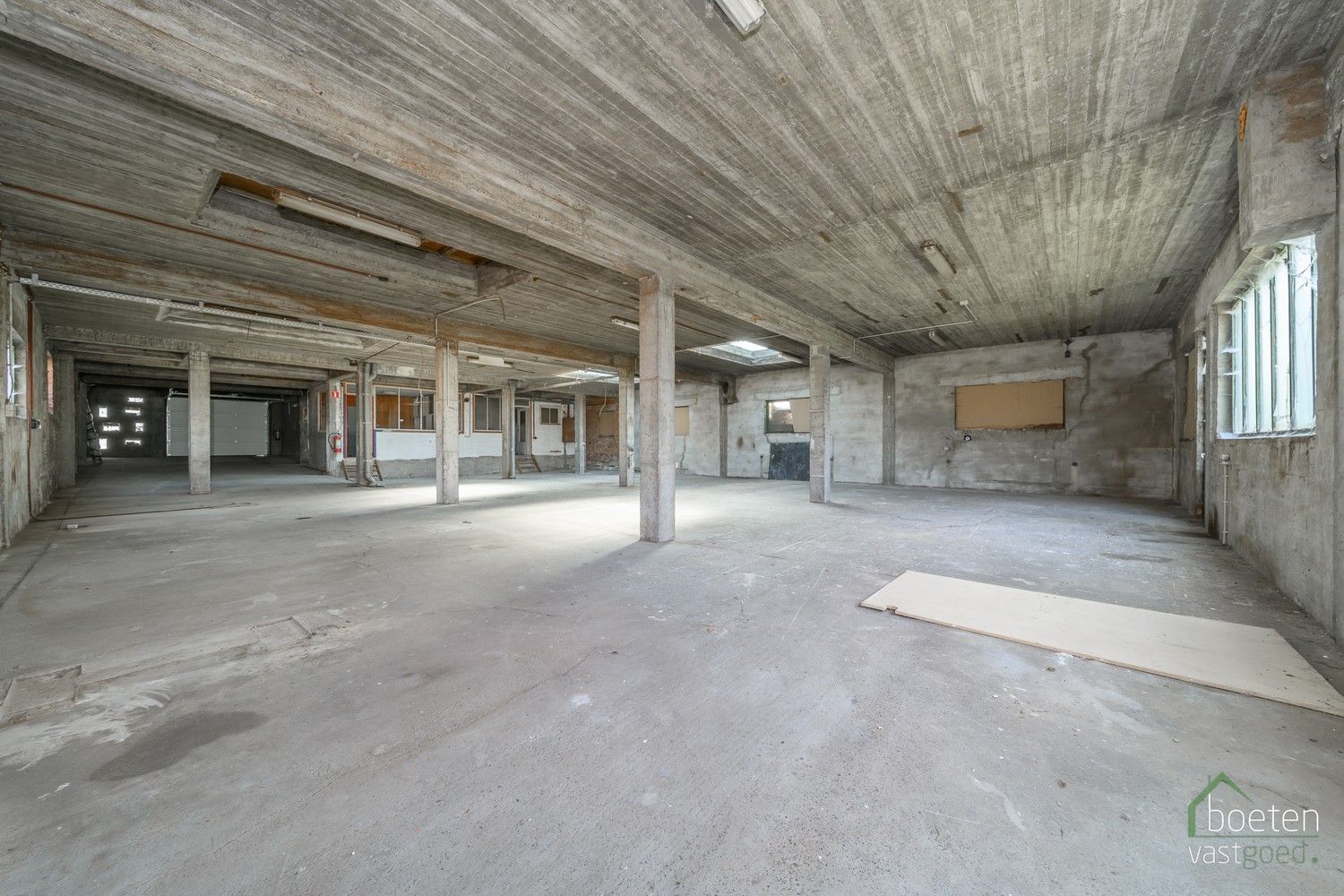 Veurne: Opslagplaats van ca 360m² met dubbele garage en ontsluiting achteraan in het centrum foto 2
