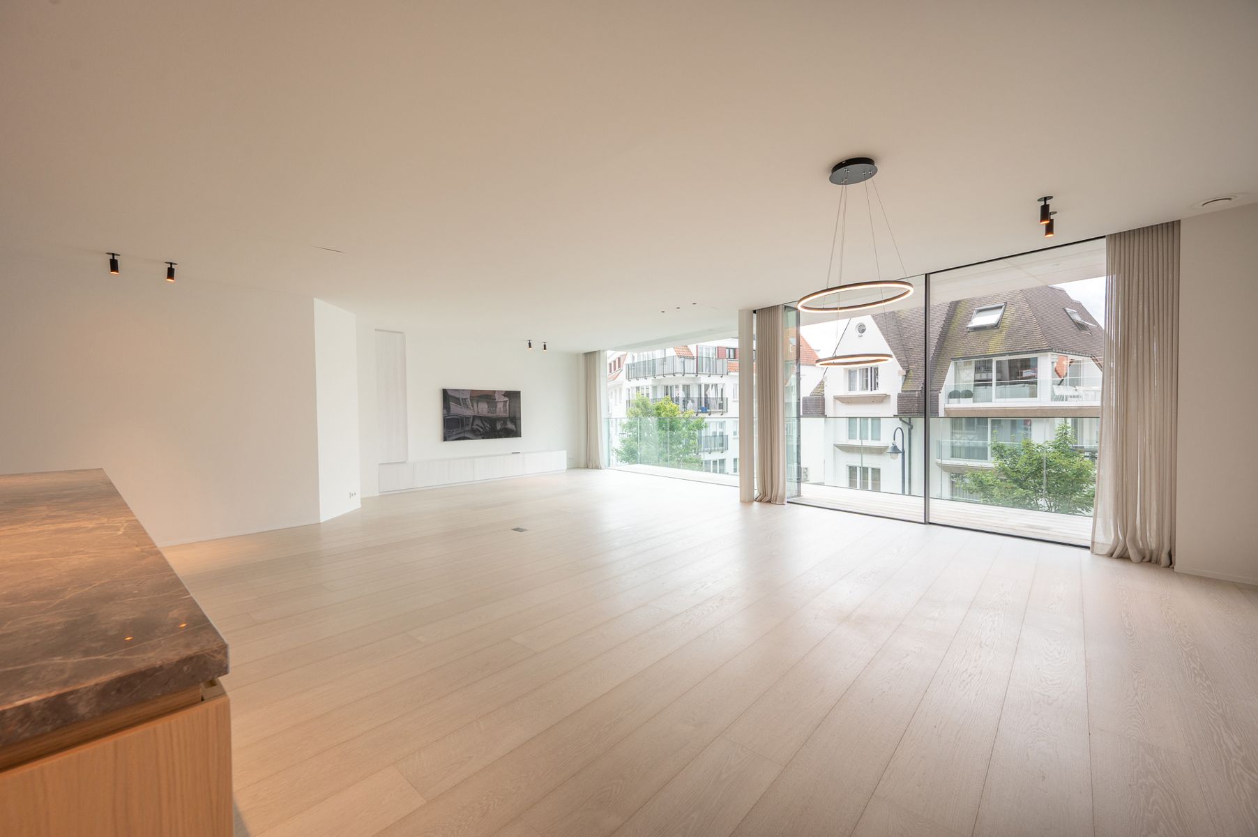 Nieuwbouwappartement met 3 slaapkamers in hartje Zoute foto {{pictureIndex}}