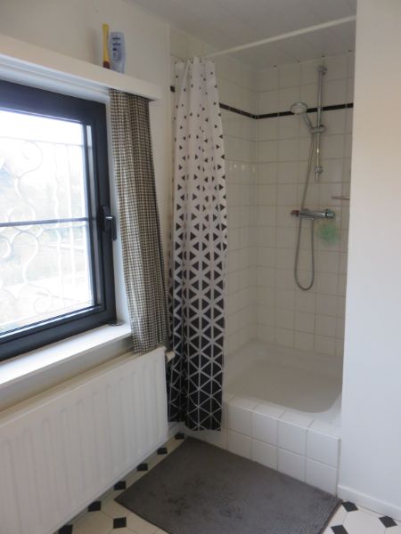Ruime woning met 4 slaapkamers foto 33