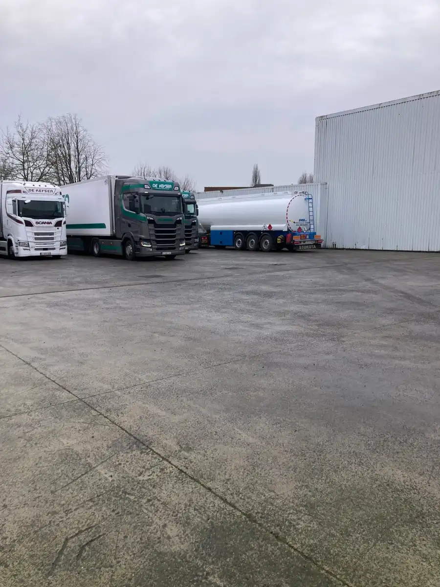 multifunctionele bedrijfsgebouw in perfecte staat met laad en loskaaien vooraan het gebouw. foto 17