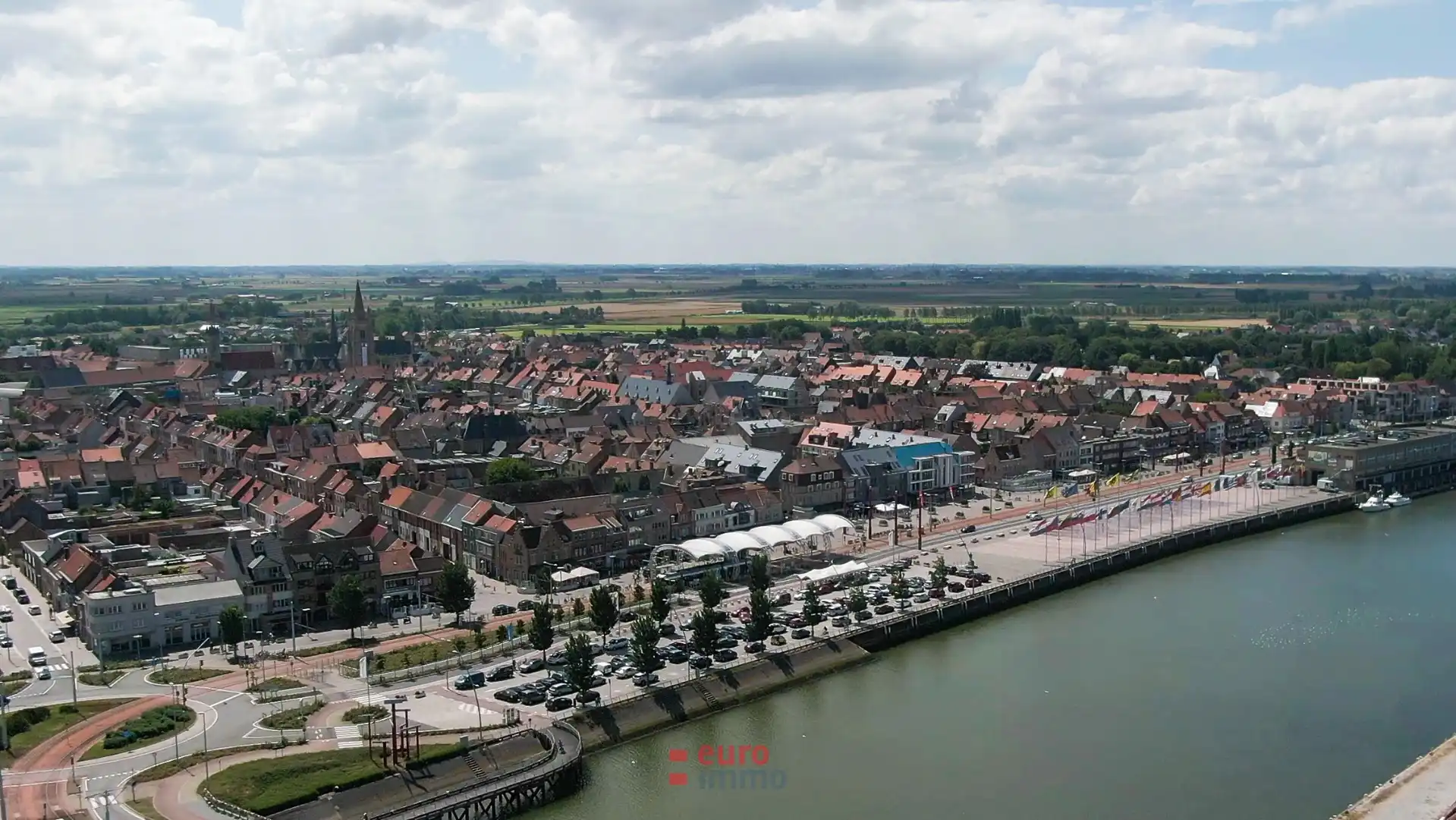 VASTGOEDTOPPER in Nieuwpoort: ruime stadswoning met tuin en garage. foto 15