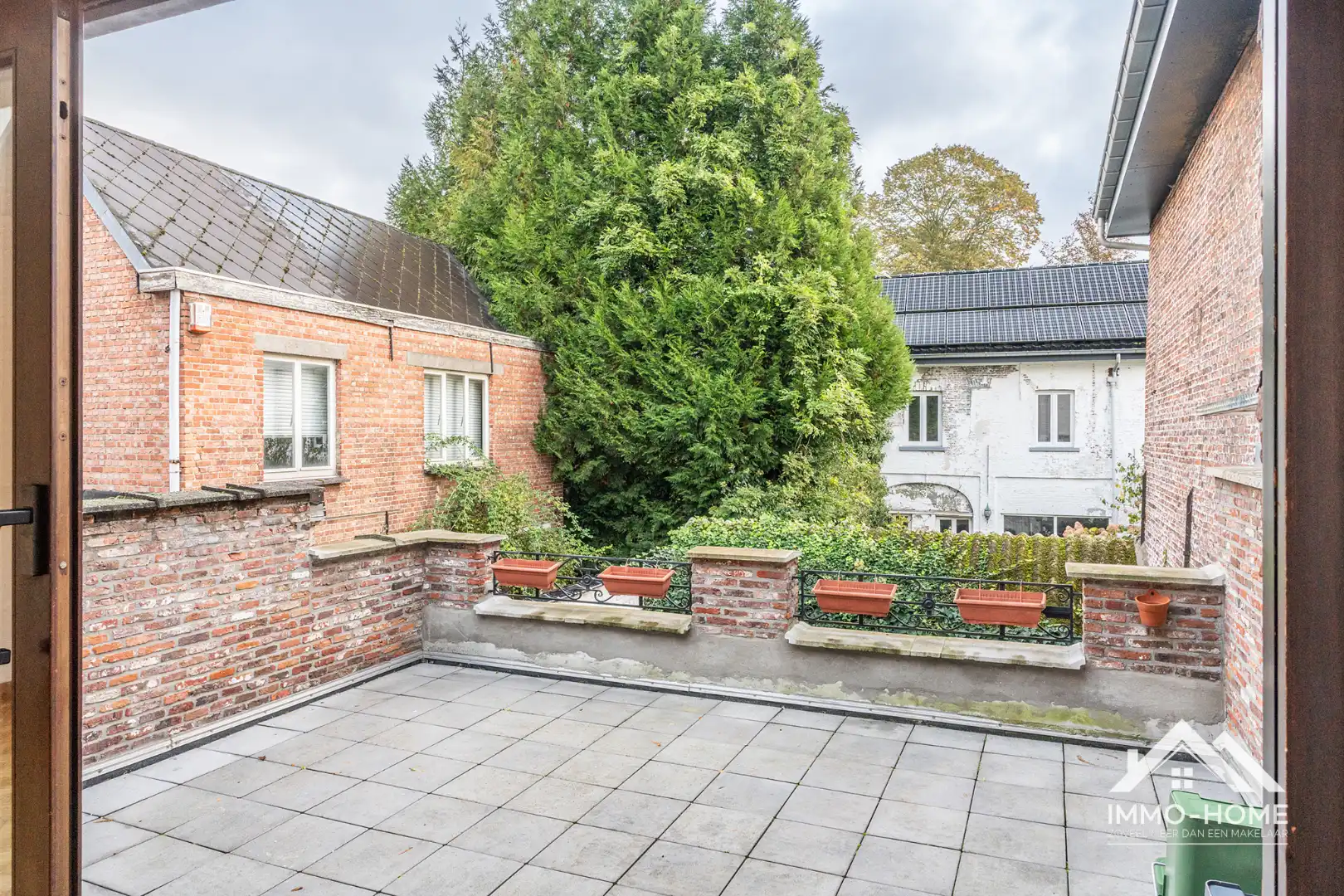 Karaktervol opbrengsteigendom in hartje Lokeren met studio en duplex appartement! foto 9