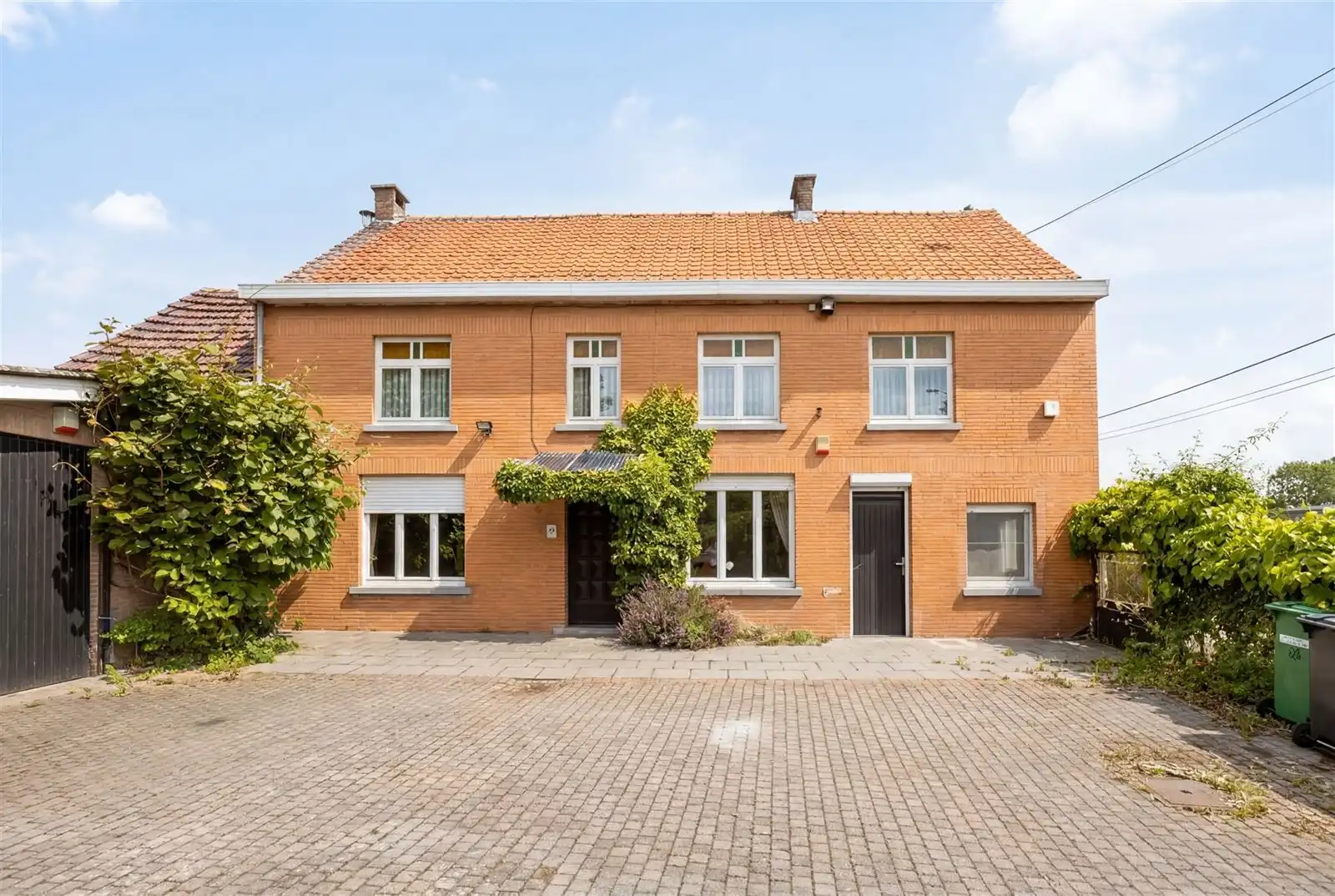 Prachtig gelegen te renoveren  Hoeve woning met stallingen en weides foto 2