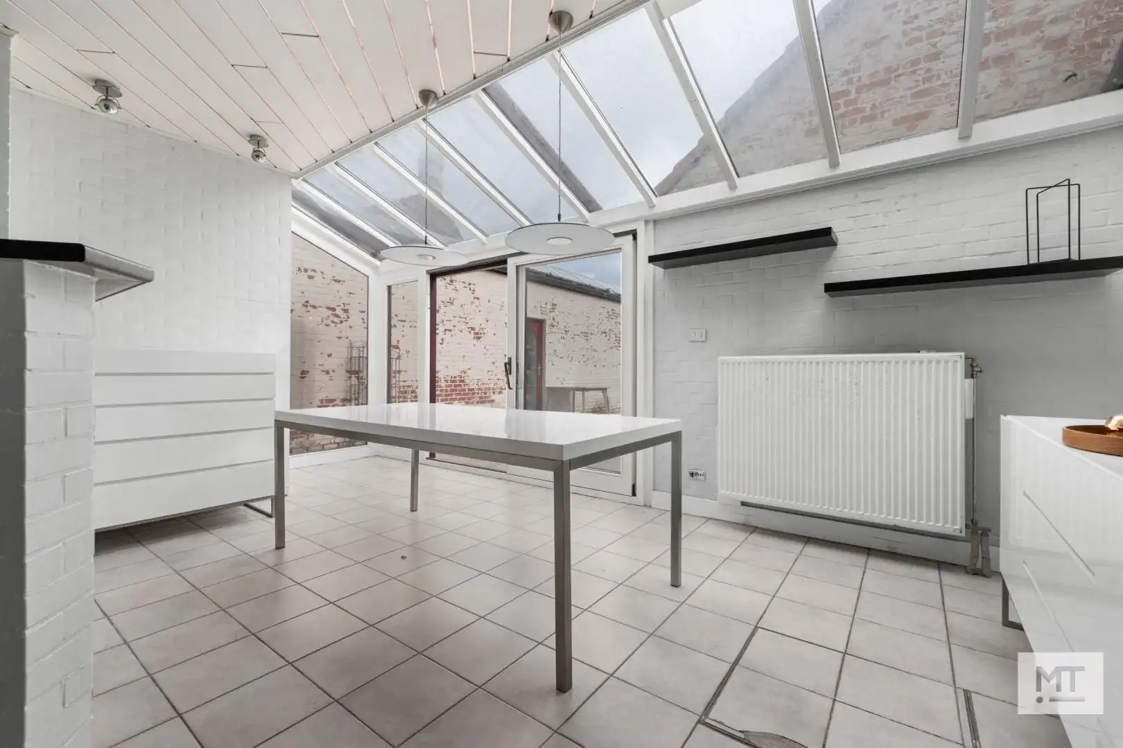 Bijzonder ruime woning met opslagruimte, dubbele garage en uitweg in centrum Langemark foto 7