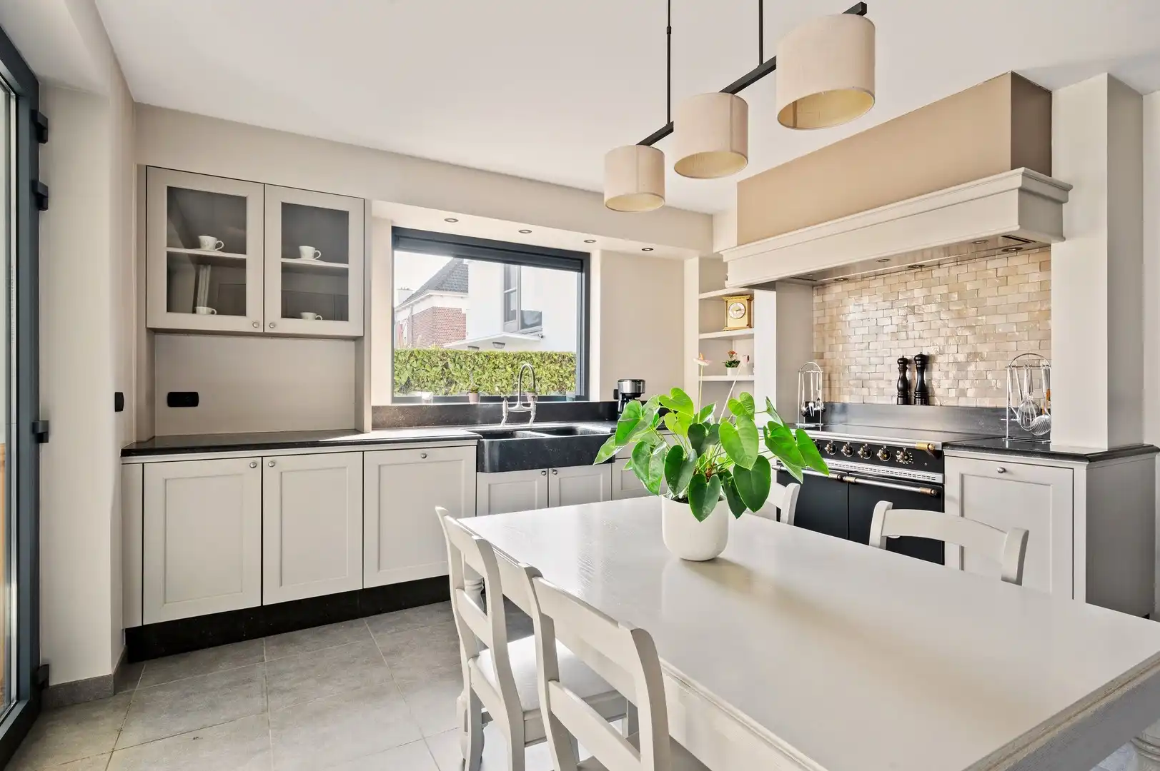 Unieke eigendom met vrijstaande woning met kantoor, loods en een grote dubbele garage foto 5