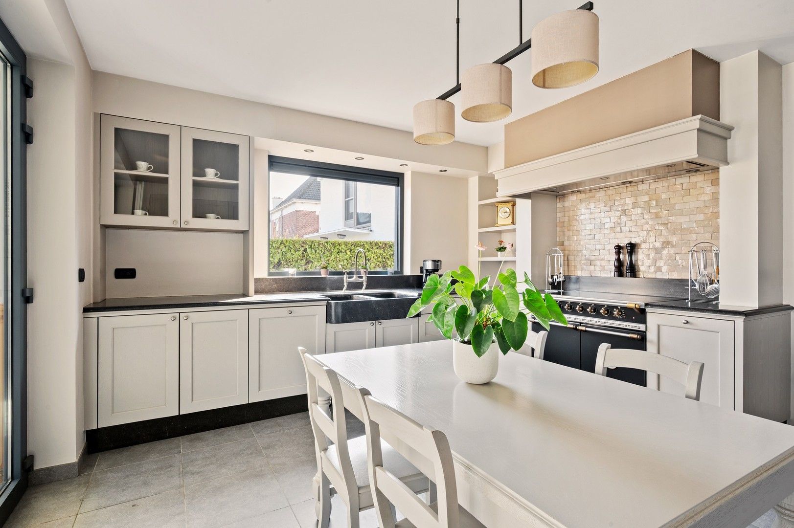 Unieke eigendom met vrijstaande woning met kantoor, loods en een grote dubbele garage foto 5