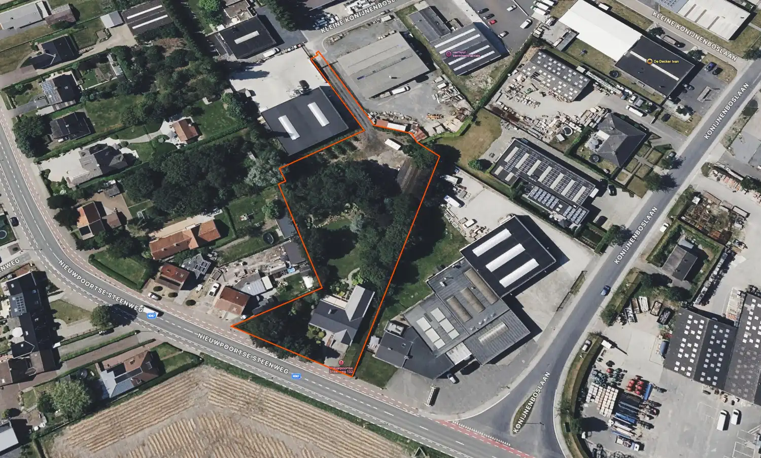 Hoofdfoto van de publicatie: Uniek perceel met villa, loods en uitbreidingsmogelijkheiden