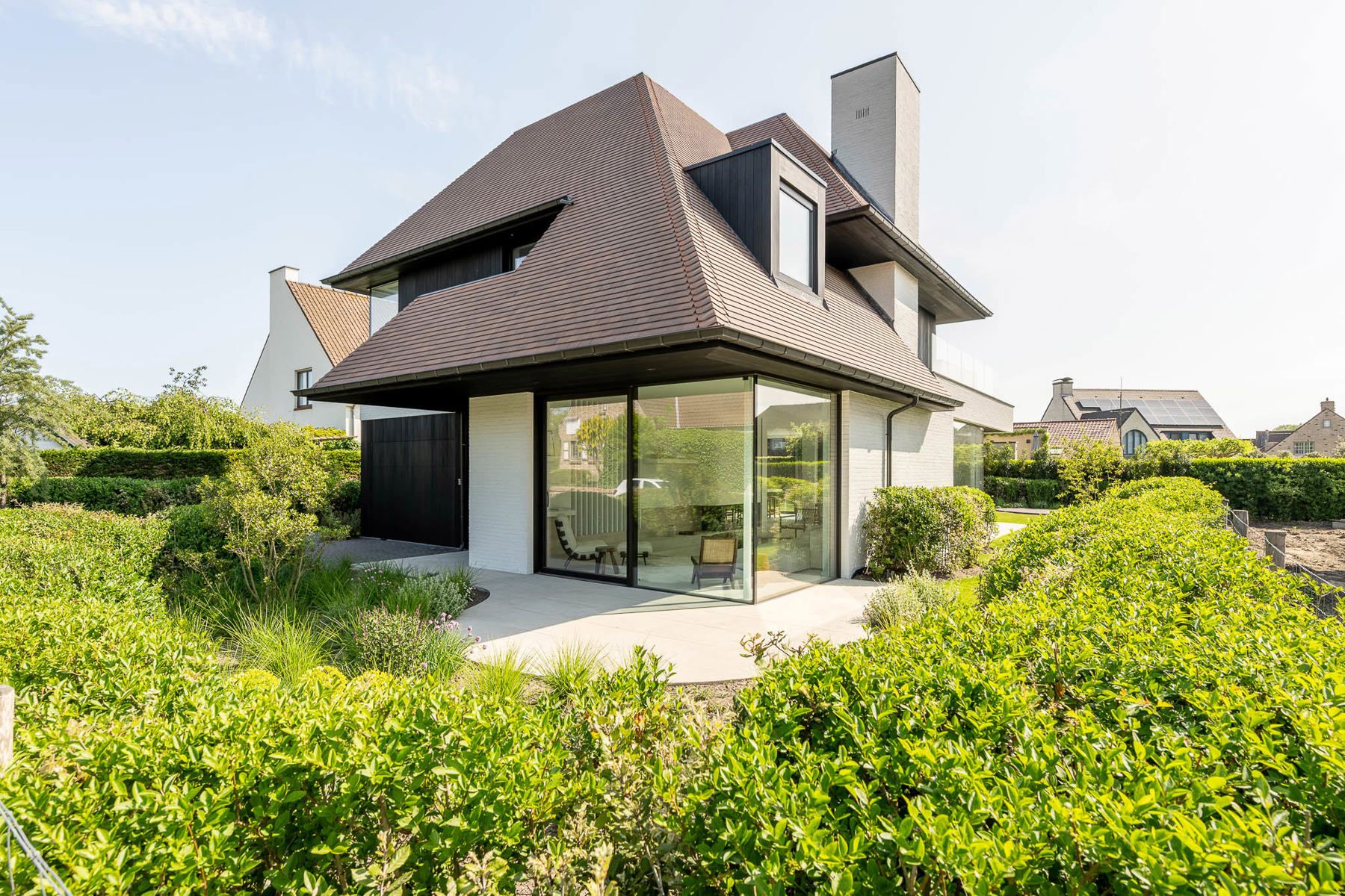 Prachtige nieuwbouwvilla in een residentiële wijk foto {{pictureIndex}}