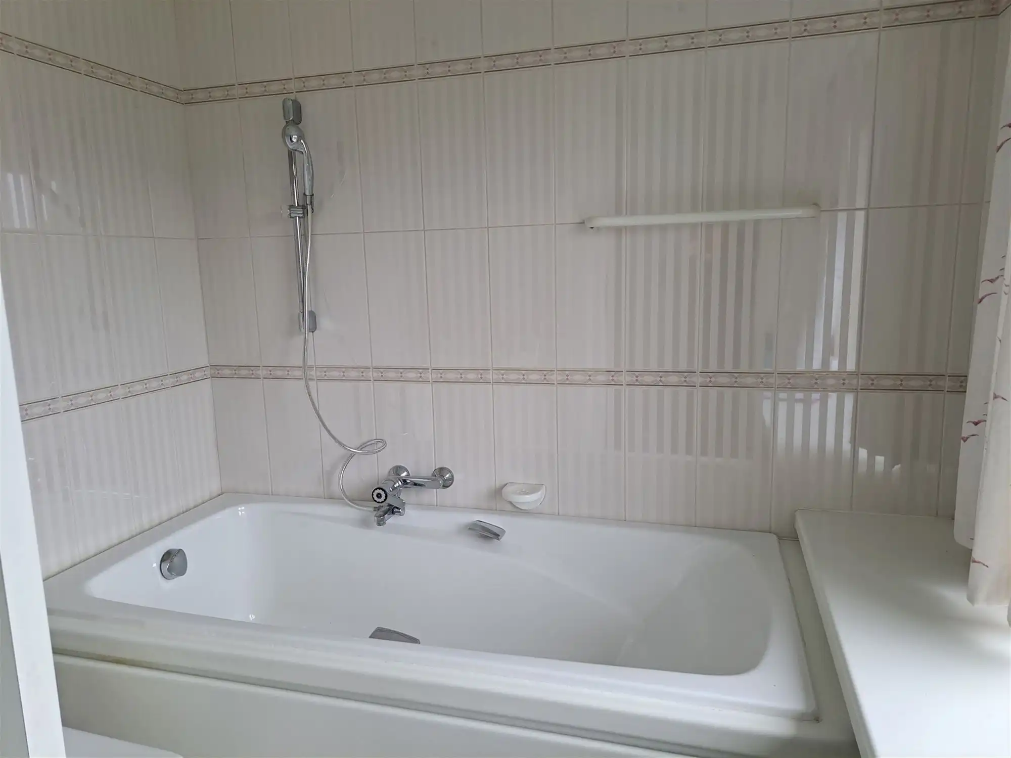 Villa met 4 slaapkamers, grote garage, veel parkeergelegenheid en een afgesloten tuin. foto 15