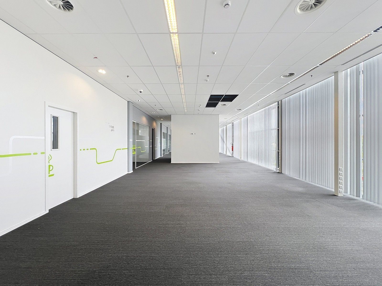 LICHTRIJKE kantoorruimten (1.400 tot 1.800m²) aan ZEER interessante voorwaarden nabij afrit Kortrijk-Oost E17. Onmiddellijk beschikbaar! foto 8