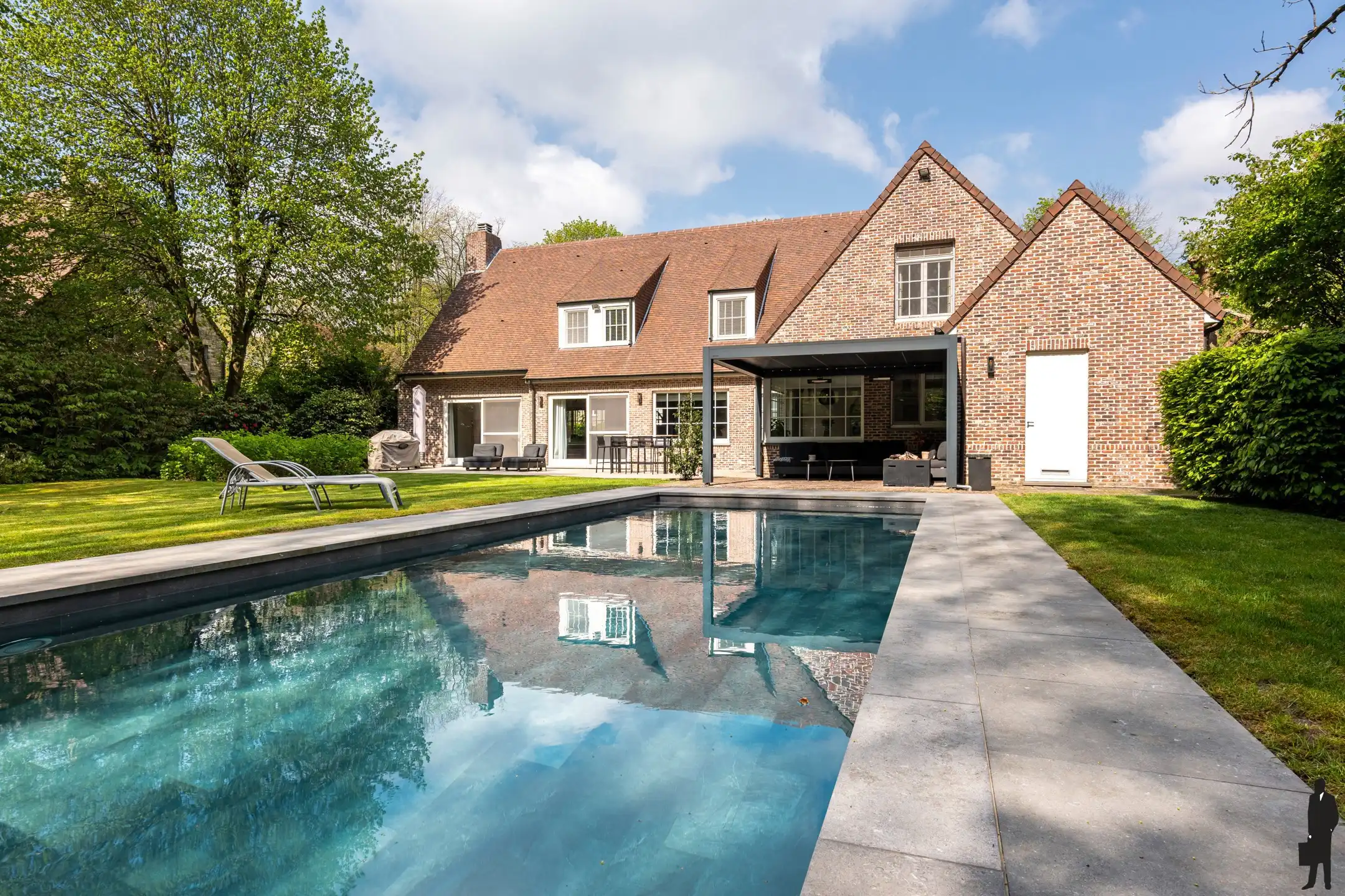 Exclusieve villa met zwembad in doodlopende straat foto {{pictureIndex}}