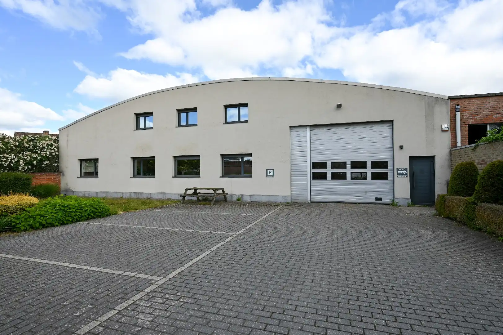 Bedrijfsgebouw met kantoor- en opslagruimte en heel wat parking op toplocatie foto 15