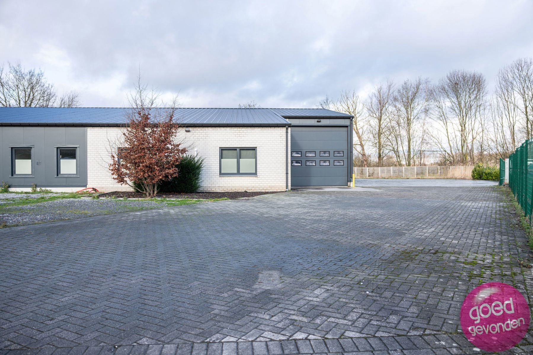 KMO HAL met KANTOOR en PARKING  foto 17