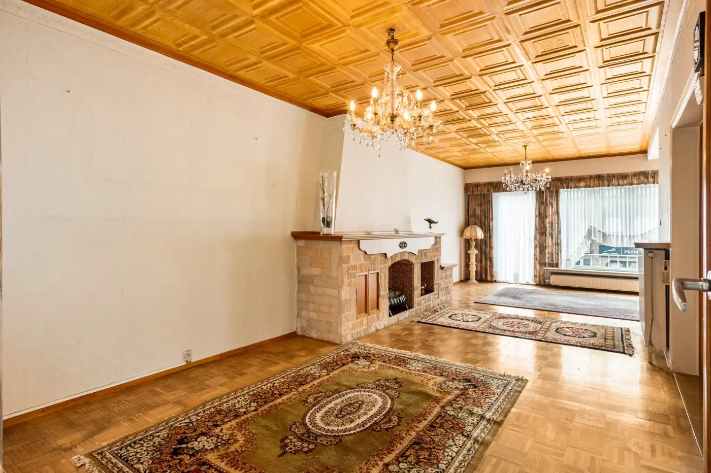 Te renoveren woning met 2 slpk., dubbele garage en tuin foto 3