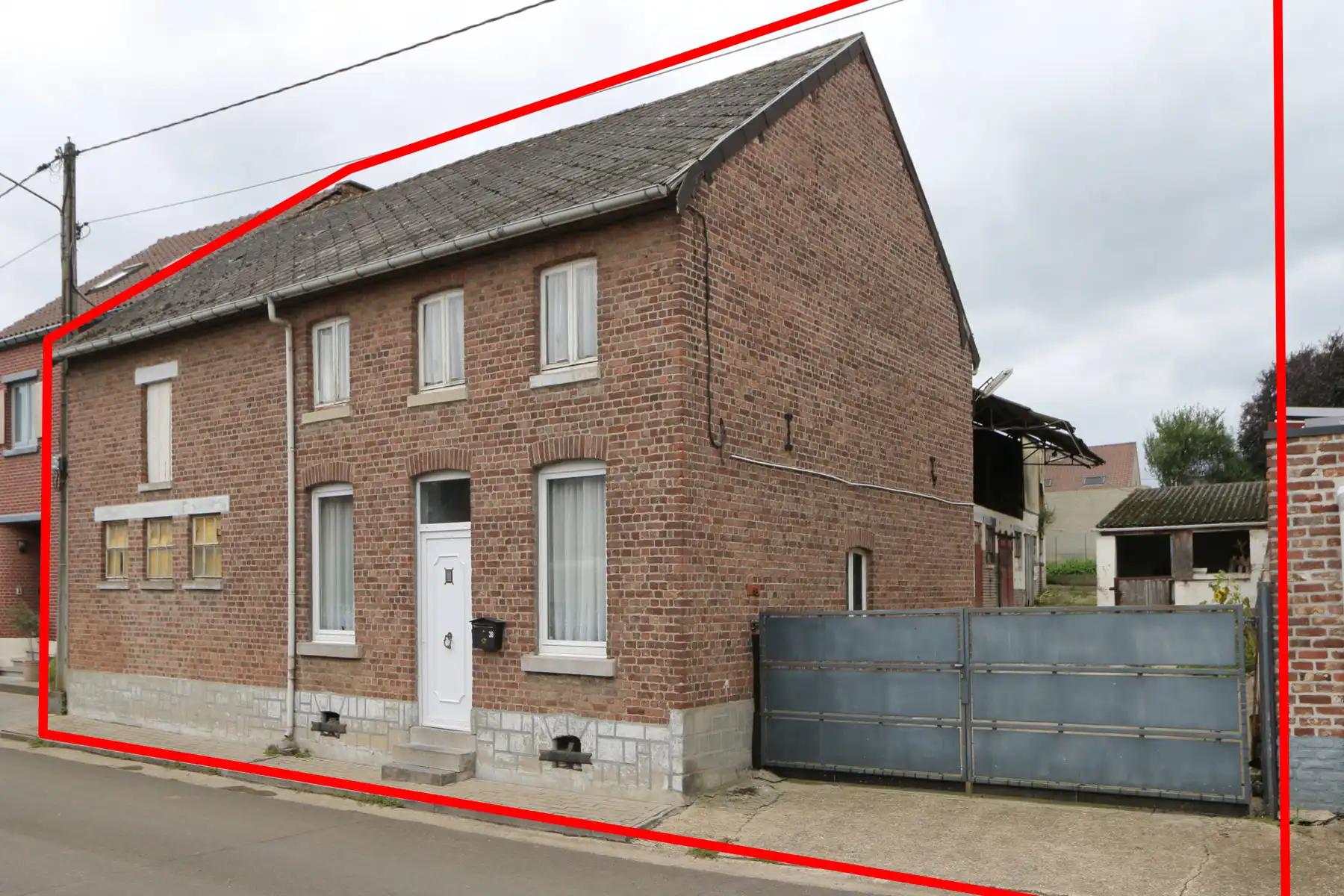 Hoofdfoto van de publicatie: WONING - STALGEBOUW - TERRAS - TUIN - PARKING - TE RENOVEREN