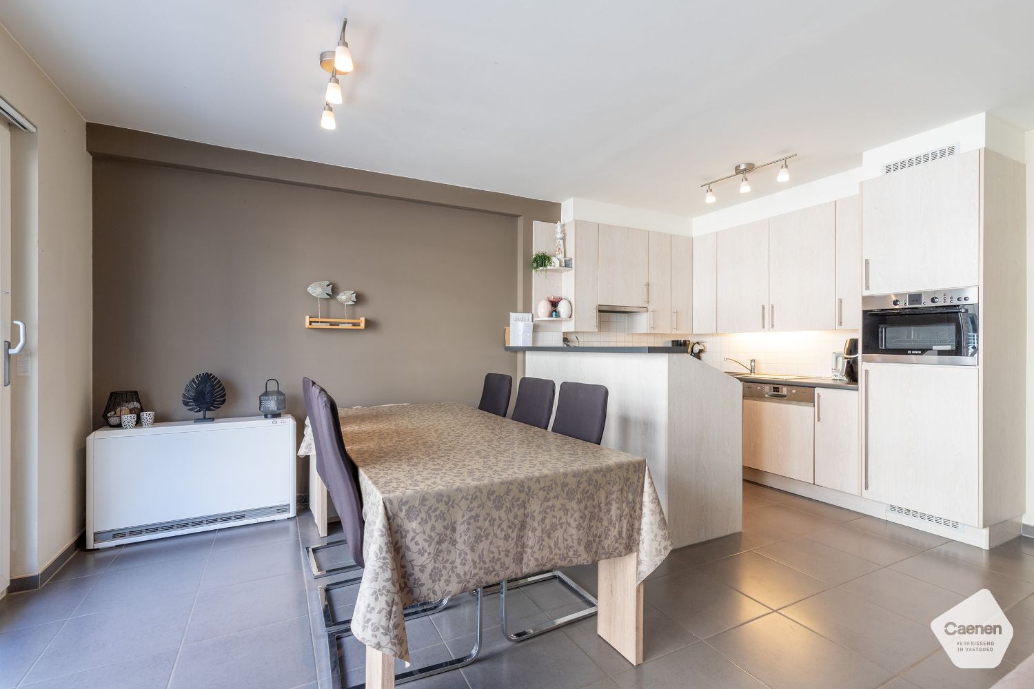 Instapklaar appartement met 2 slaapkamers en zijdelings zeezicht foto {{pictureIndex}}