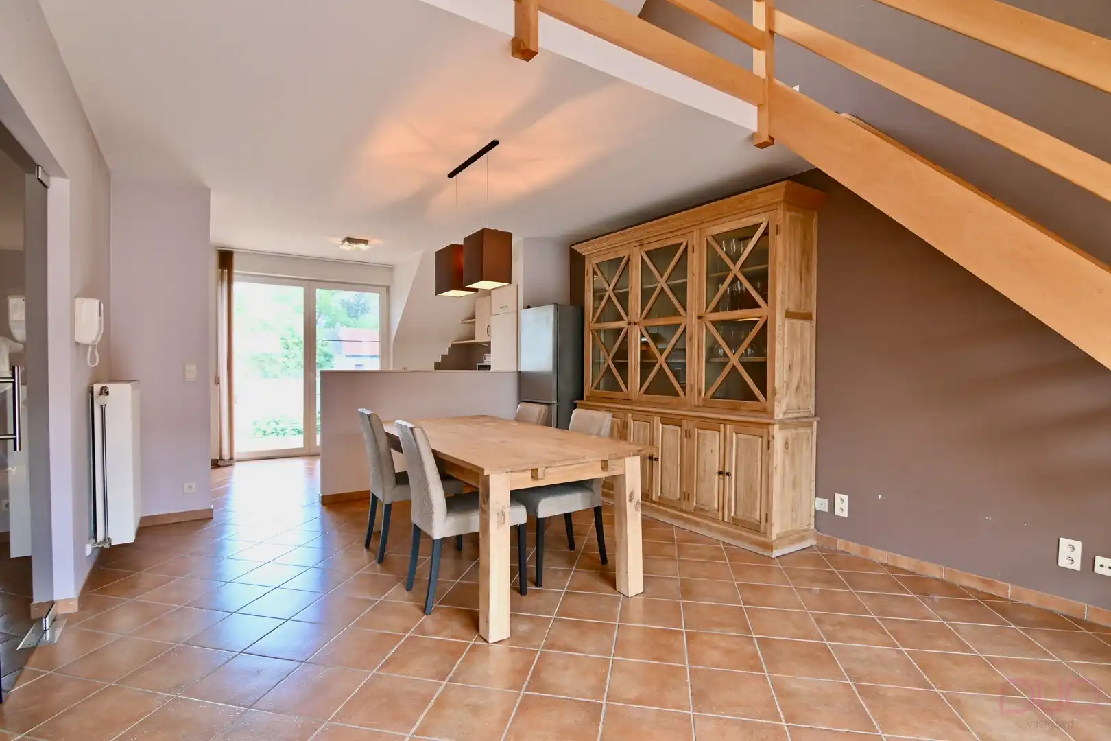 Instapklaar duplex appartement met terras en garagebox op toplocatie in Sint-Truiden foto {{pictureIndex}}