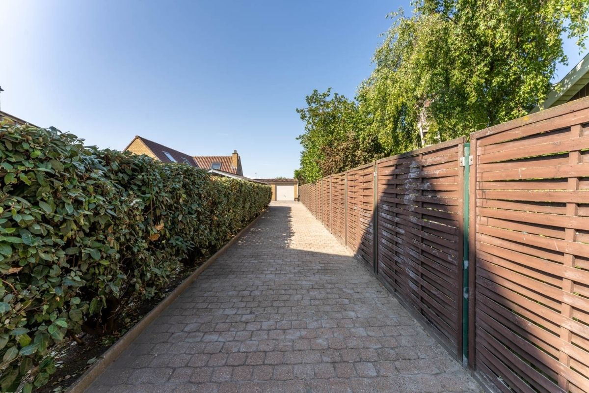 Te renoveren/slopen woning met bijgebouw, dubbele garage en zonnige tuin foto 6