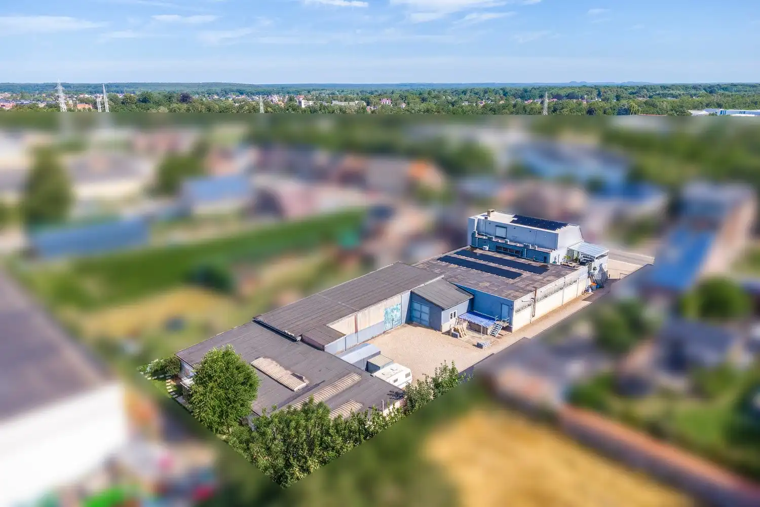 Handelsruimte met luxe duplex-appartement en verhuurde loodsen op het industrieterrein in Lanaken foto 2