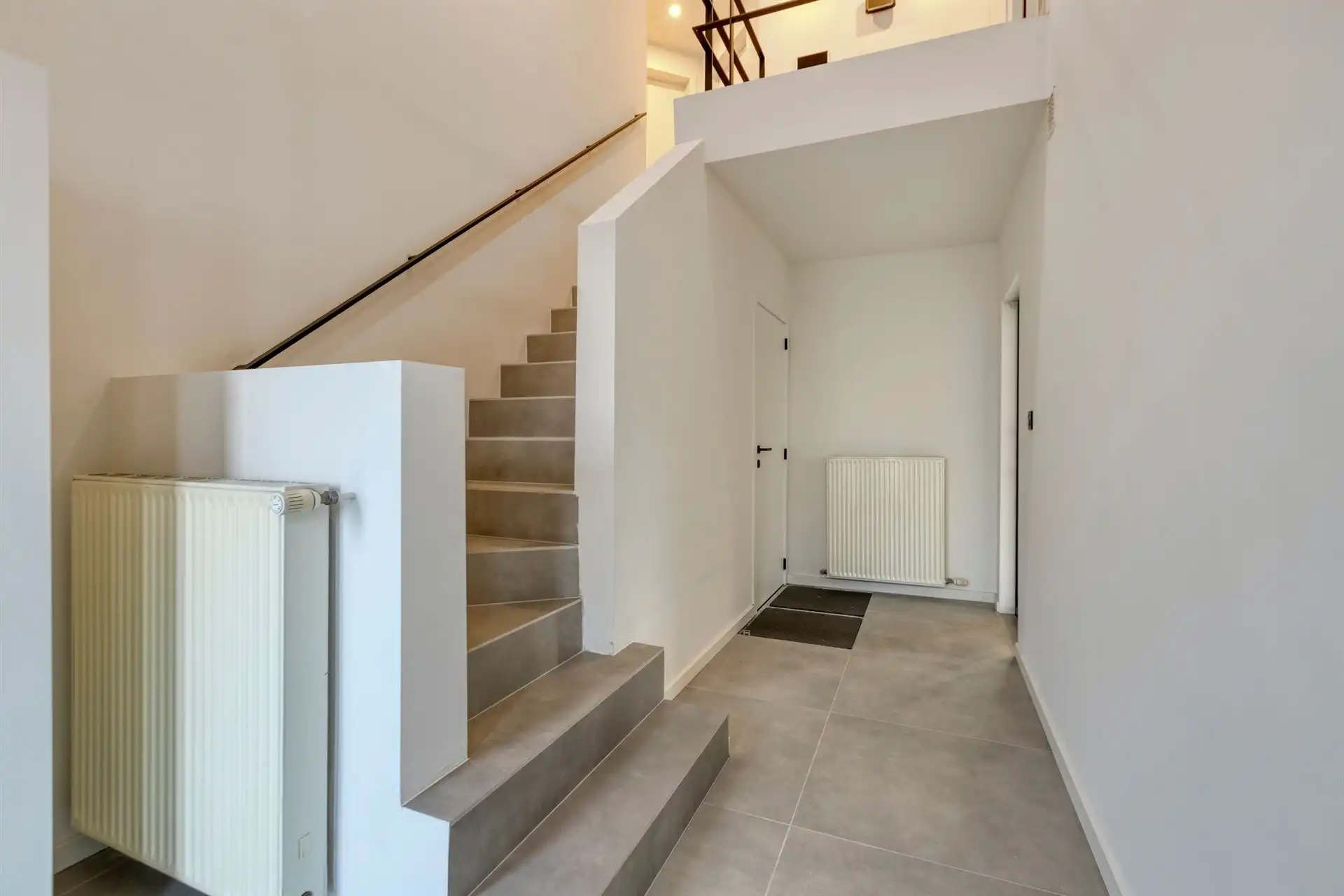 Gerenoveerde en energiezuinige woning met hoogwaardige afwerking in een rustige woonwijk te Wiemesmeer foto 3