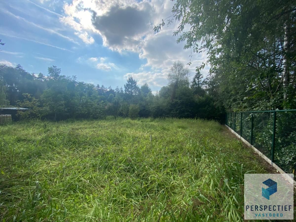 RUSTIG gelegen bouwgrond met een oppervlakte van 444m² foto {{pictureIndex}}