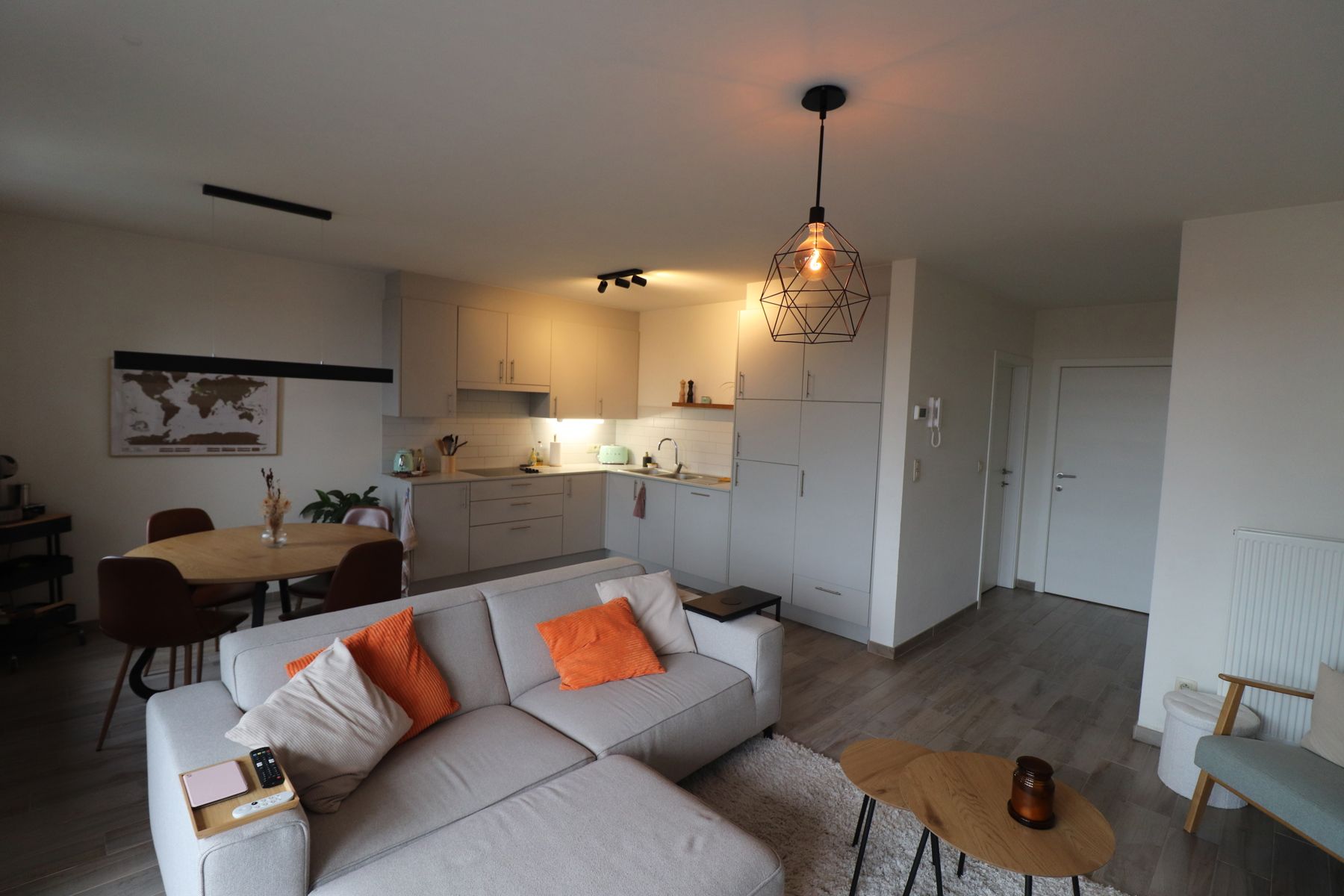 Een appartement op de eerste verdieping rechts met 2 slaapkamers, lift, terras en carport foto 4